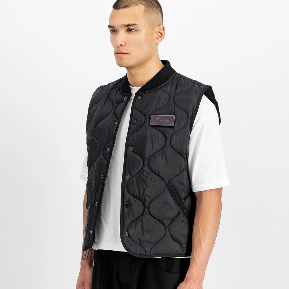 Schwarze Alpha Industries Q-1 Vest Utility-Weste mit Onion-Stitching und Web-Label bei Stickabush Berlin.