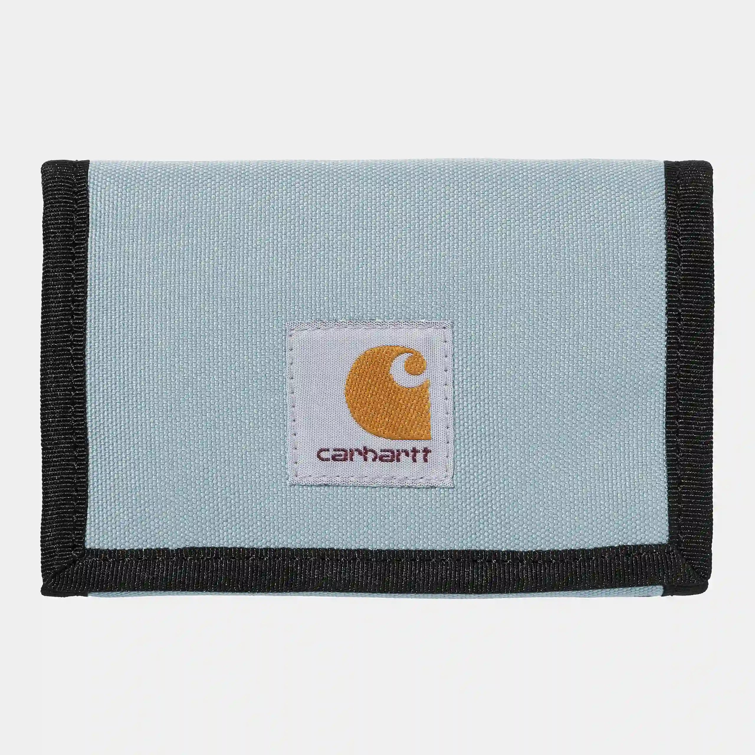 “Helles blaues ("Misty Sky") Carhartt WIP Alec Wallet. Kompaktes Portemonnaie aus Polyester-Duck-Canvas mit Reißverschluss, mehreren Kartenfächern, Geldscheinfach und Logo-Patch.“