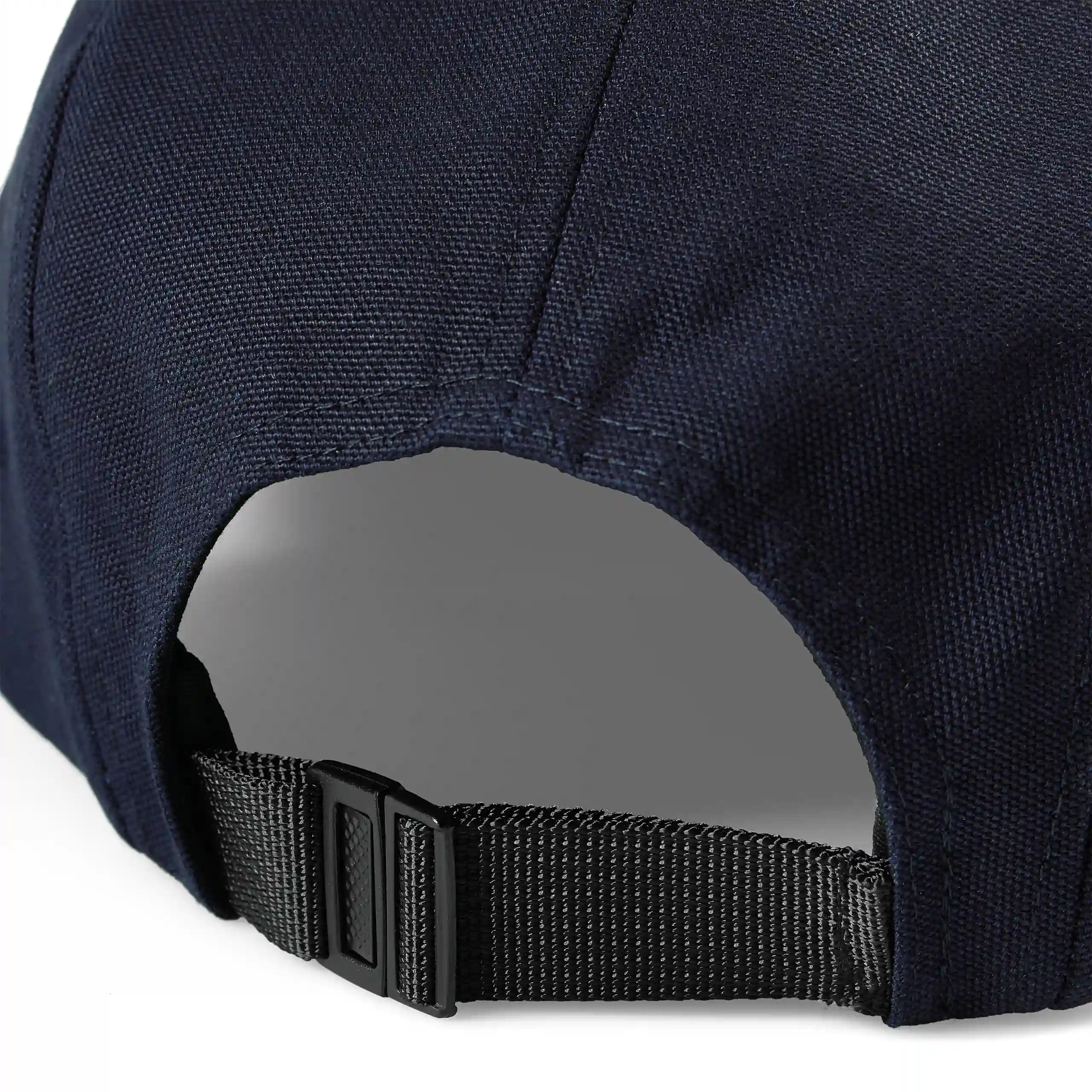“Dunkelblaue Carhartt WIP Backley Cap. 6-Panel-Basecap mit festem Schirm, gewebtes Carhartt Square Label vorne, verstellbarer Riemen am Hinterkopf.“