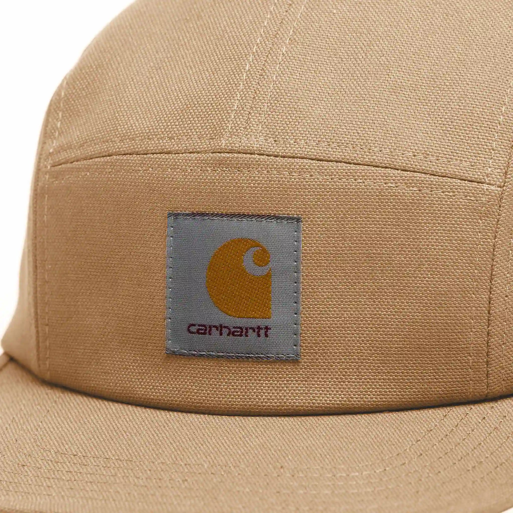 “Carhartt WIP Backley Cap in Dusty Hamilton Braun. 6-Panel, fester Schirm, gewebtes Carhartt Square Label vorne, verstellbarer Riemen hinten.“