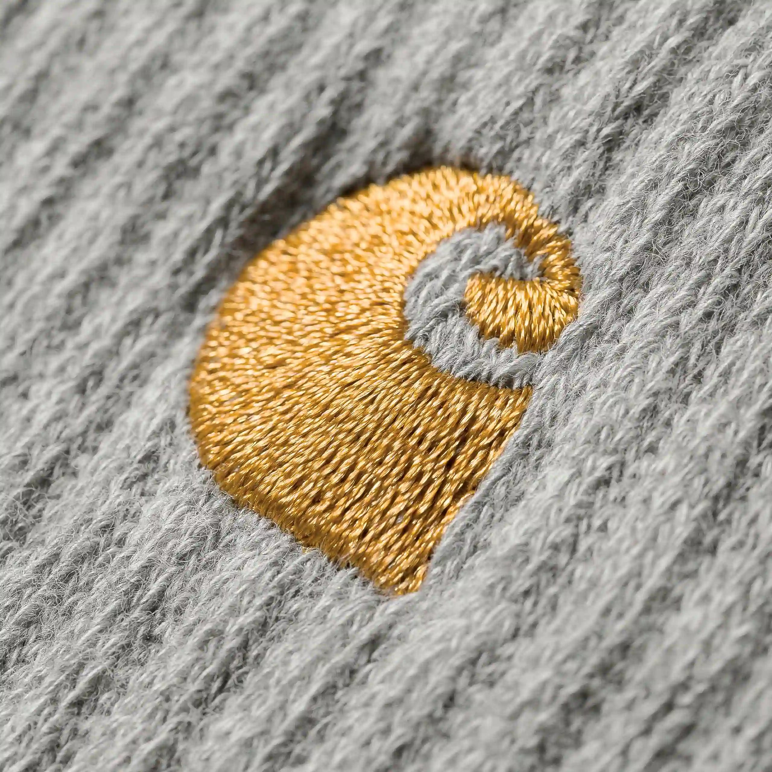 “Grau melierte ("Grey Heather") Carhartt WIP Chase Socken mit goldenen Details. Sportsocken aus weicher Baumwollmischung mit gerippten Bündchen, Frottee-Innenfutter und gesticktem Carhartt "C"-Logo.“