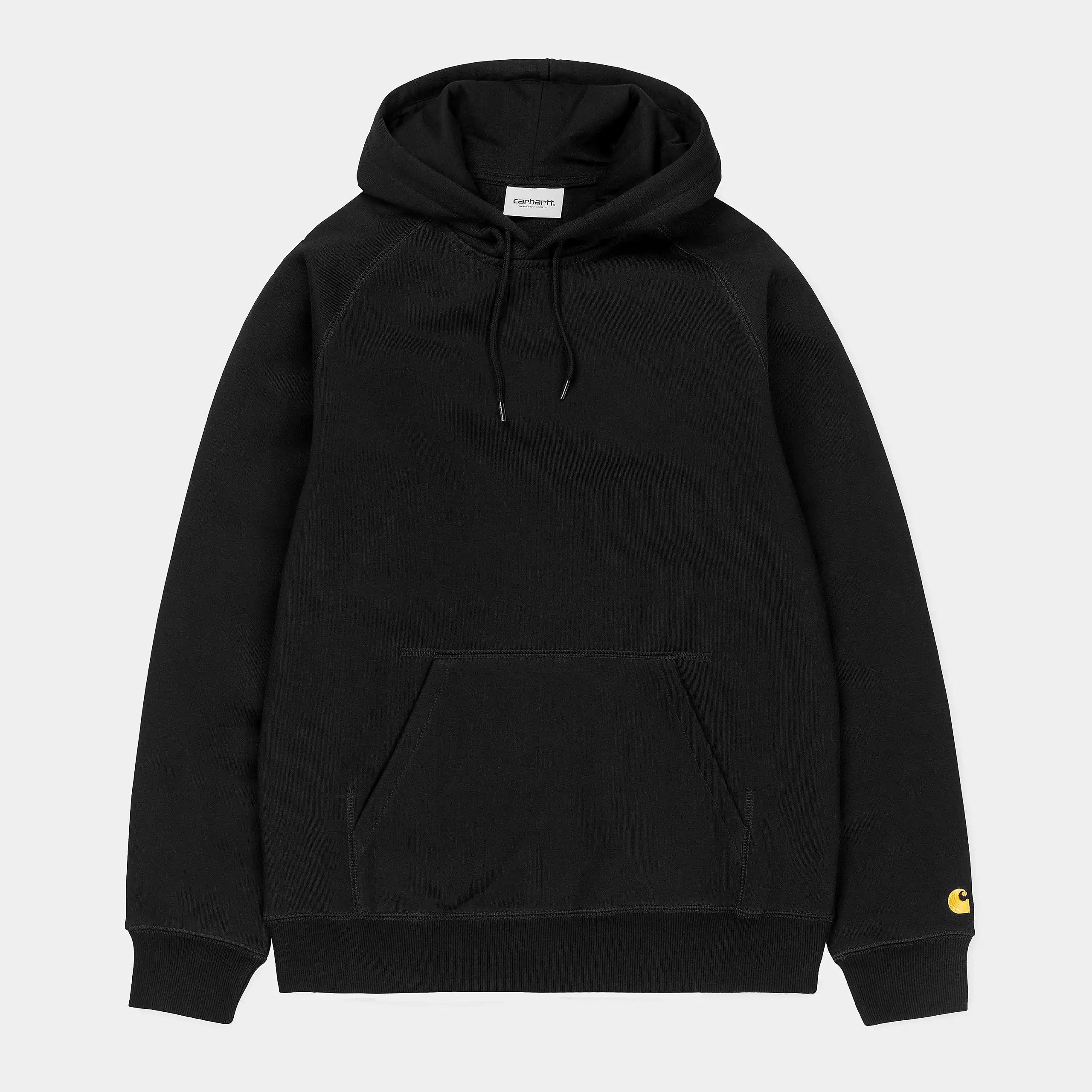 “Schwarzer Carhartt WIP Hooded Chase Sweat mit goldener "C"-Logo-Stickerei am Ärmel. Kapuzenpullover mit Kordelzug, Kängurutasche, gerippte Bündchen und Saum. Weicher Baumwollmix.“
