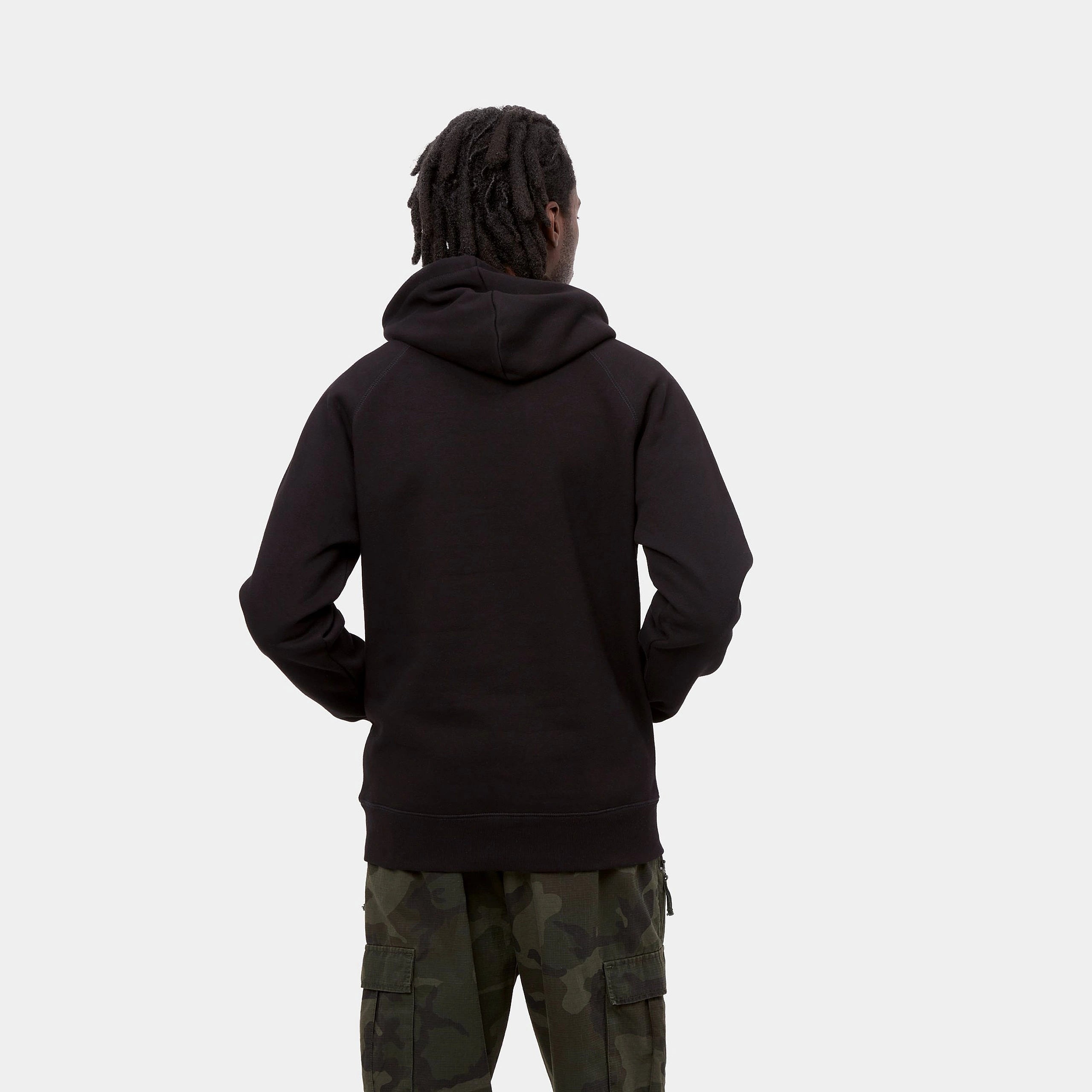 “Schwarzer Carhartt WIP Hooded Chase Sweat mit goldener "C"-Logo-Stickerei am Ärmel. Kapuzenpullover mit Kordelzug, Kängurutasche, gerippte Bündchen und Saum. Weicher Baumwollmix.“