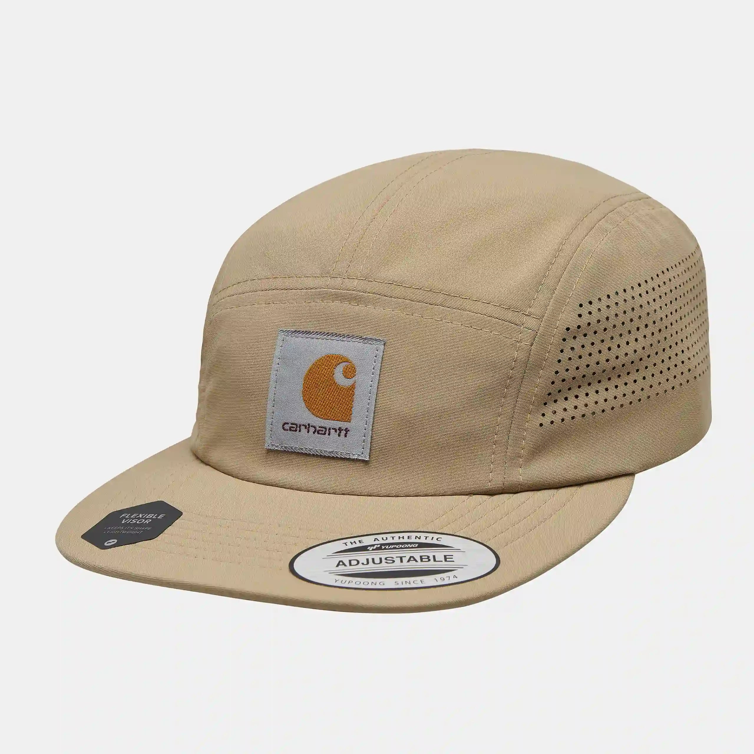 "Braune Carhartt WIP Baseballkappe aus Leder. Klassisches 6-Panel-Design mit verstellbarem Riemen und kleinem, geprägtem Logo vorne."