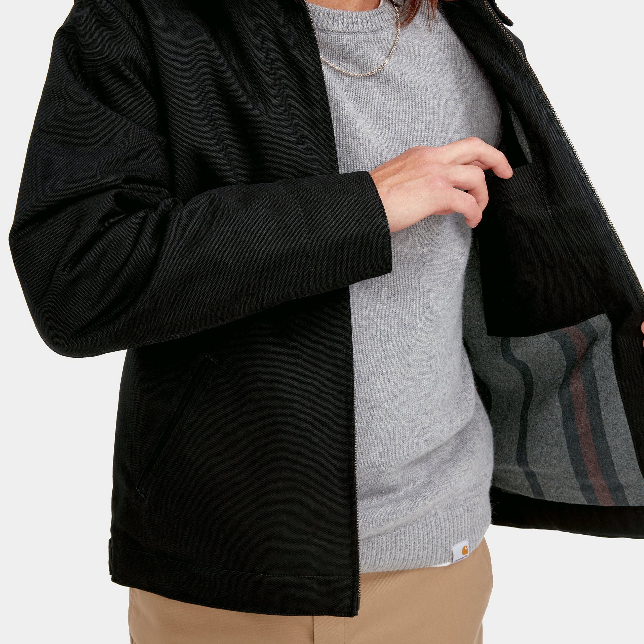 "Carhartt Detroit Jacket (Winter) in Schwarz (rigid), robustes Canvas, gefütterte Winterjacke im klassischen Detroit-Stil mit Kragen und Reißverschluss.“