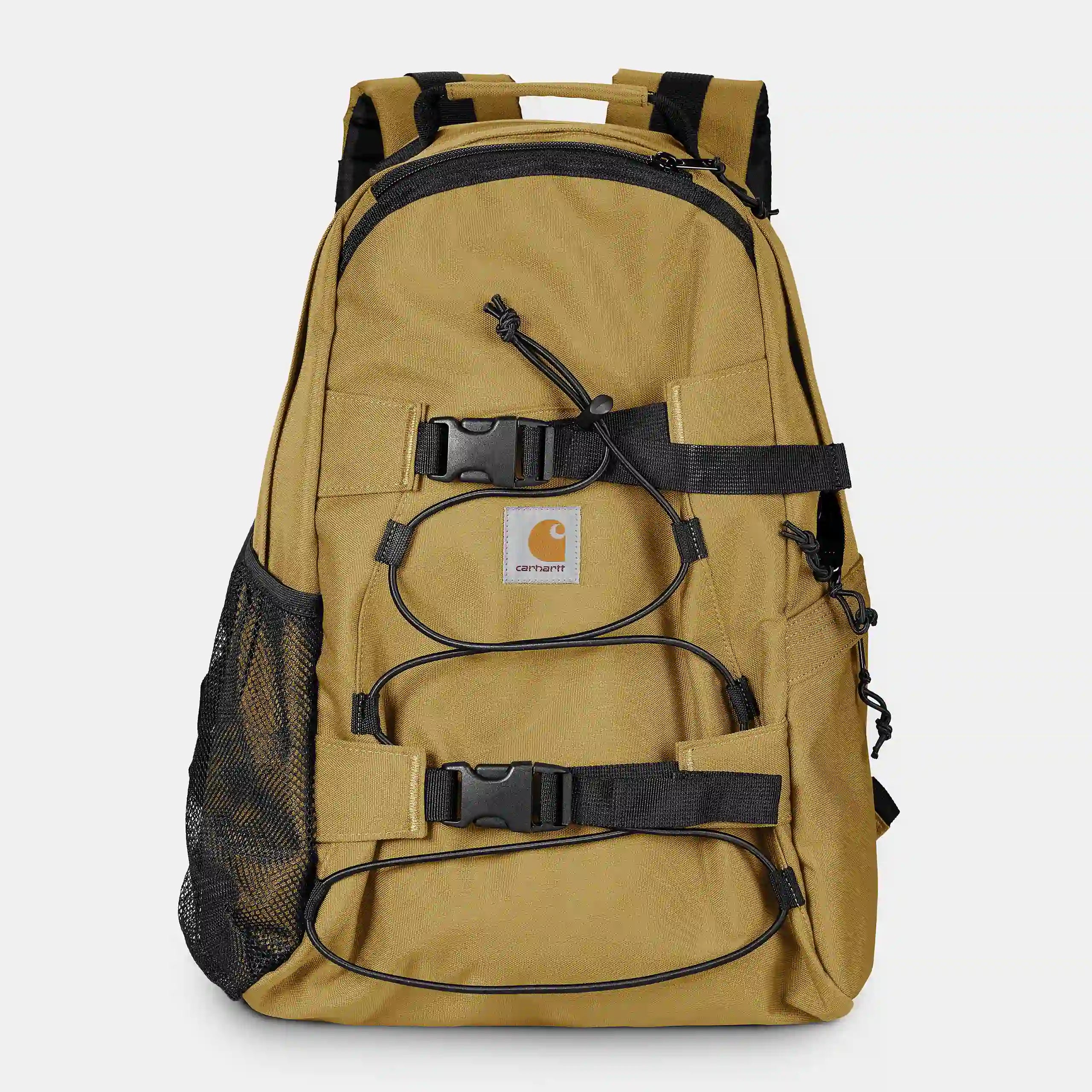 “Senfgelber (Bourbon) Carhartt WIP Kickflip Backpack. Robuster Rucksack aus wasserabweisendem Polyester-Duck-Canvas. Großes Hauptfach, Skateboard-Riemen vorne, Laptop-Fach, Netztaschen und gewebtes Logo-Etikett.“