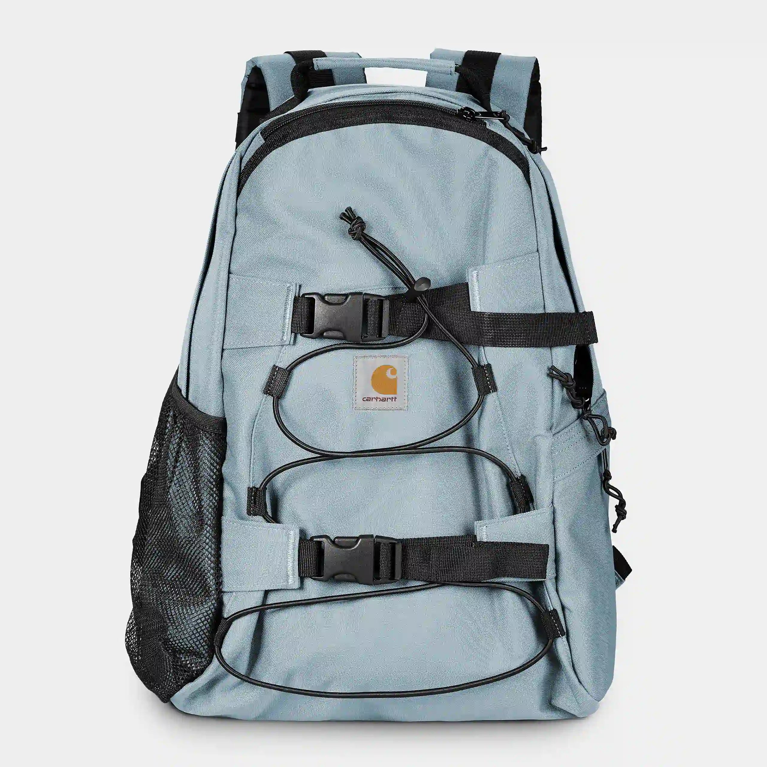 “Himmelblauer ("Misty Sky") Carhartt WIP Kickflip Backpack. Robuster Rucksack aus wasserabweisendem Polyester-Duck-Canvas. Großes Hauptfach, Skateboard-Riemen vorne, Netztaschen und gewebtes Logo-Etikett.“