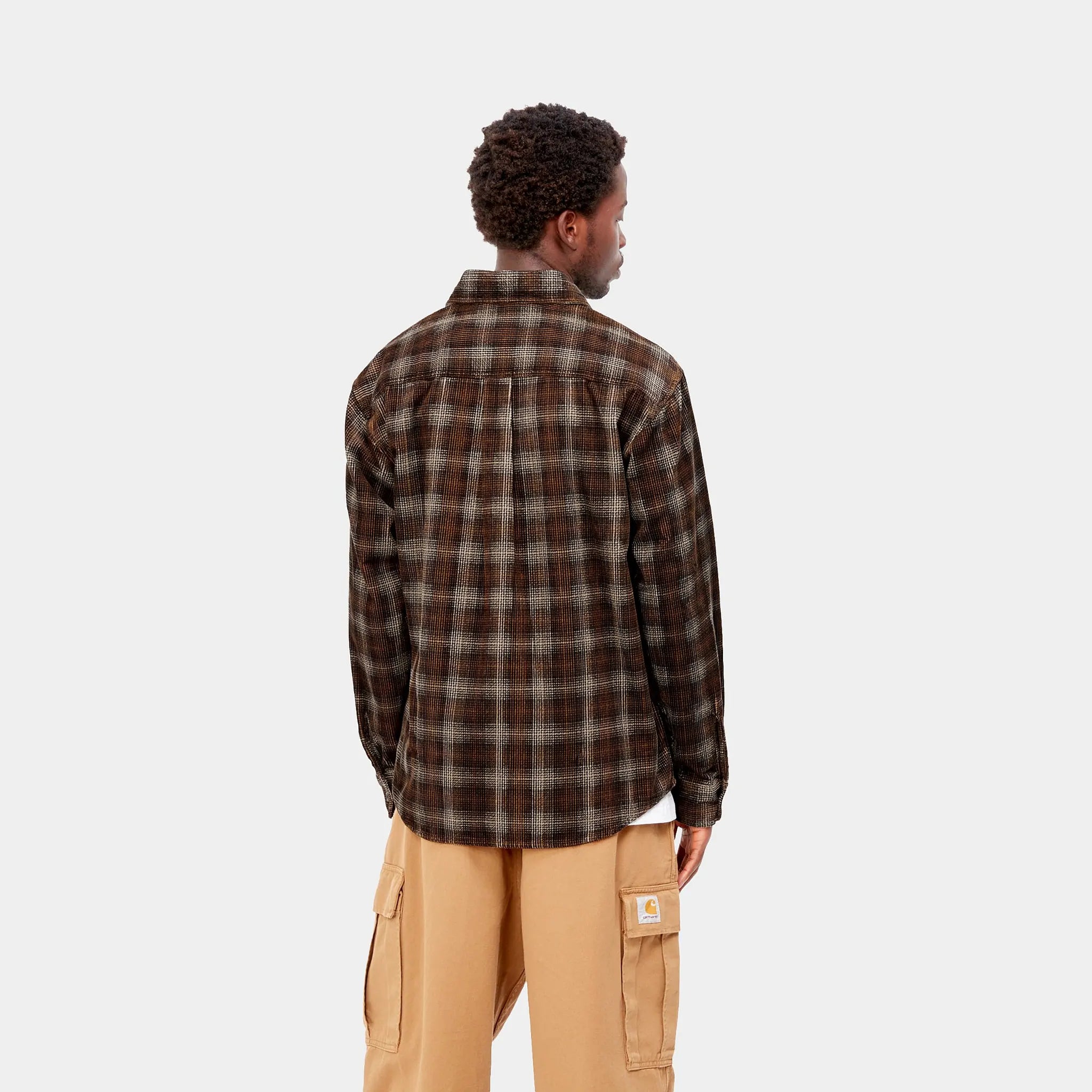 “Carhartt WIP L/S Flint Shirt in Wiley Check, Hamilton Brown (Rinsed). Langärmliges Hemd mit Karomuster, Brusttaschen mit Knopfverschluss, gewebtes Logo-Etikett.“