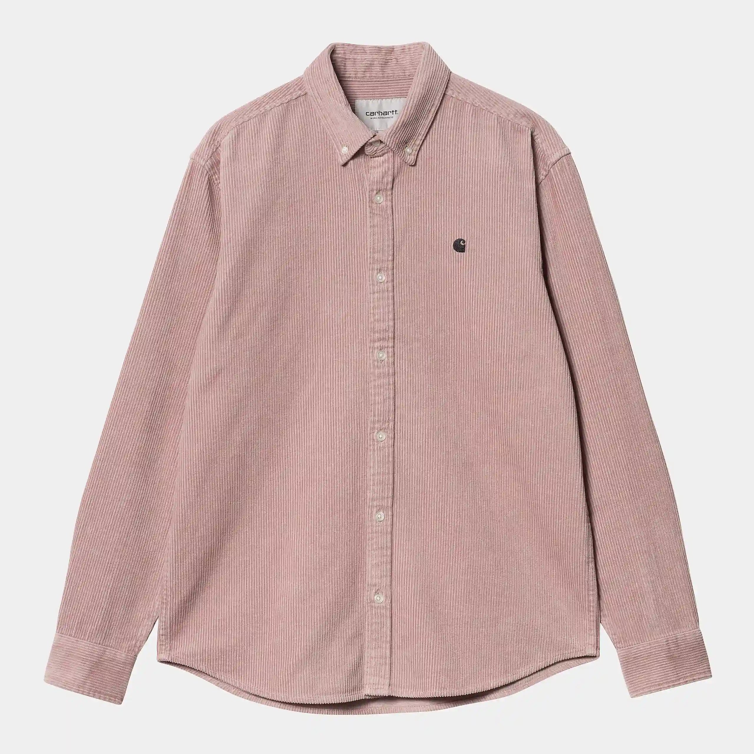 “Rosafarbenes ("Glassy Pink") Carhartt WIP L/S Madison Cord Shirt. Langärmliges Hemd aus geripptem Baumwollcord. Reguläre Passform, Knopfverschluss, zwei Brusttaschen und gewebtes Square Label.“