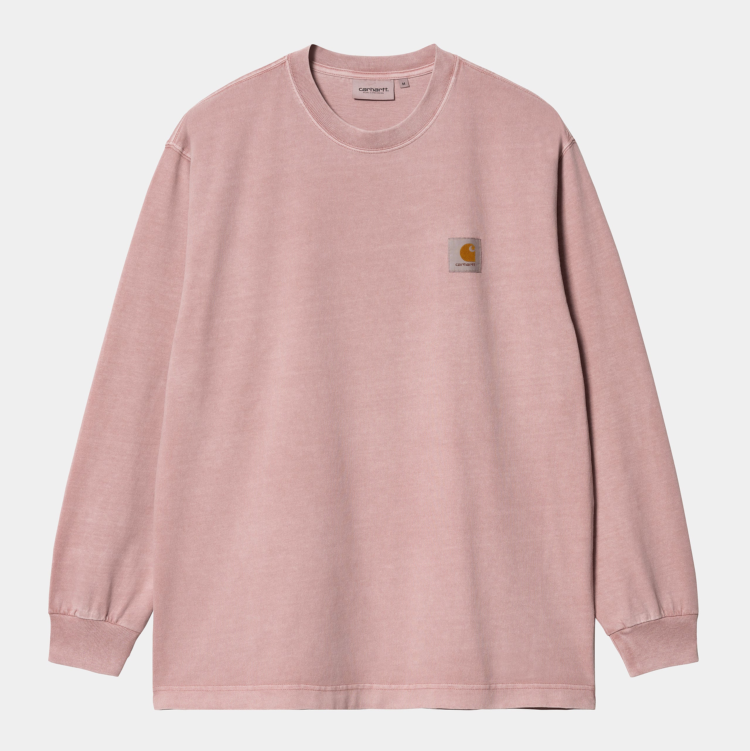 “Helles, leicht verwaschenes Rosa ("Glassy Pink") Carhartt WIP L/S Vista T-Shirt. Langärmliges Herren-T-Shirt aus schwerem Baumwolljersey. Kastenförmige, lockere Passform mit geripptem Rundhalsausschnitt und kleinem, farblich passendem Carhartt "C"-Logo auf der Brust. Lässiger Style mit angenehmer Textur.“