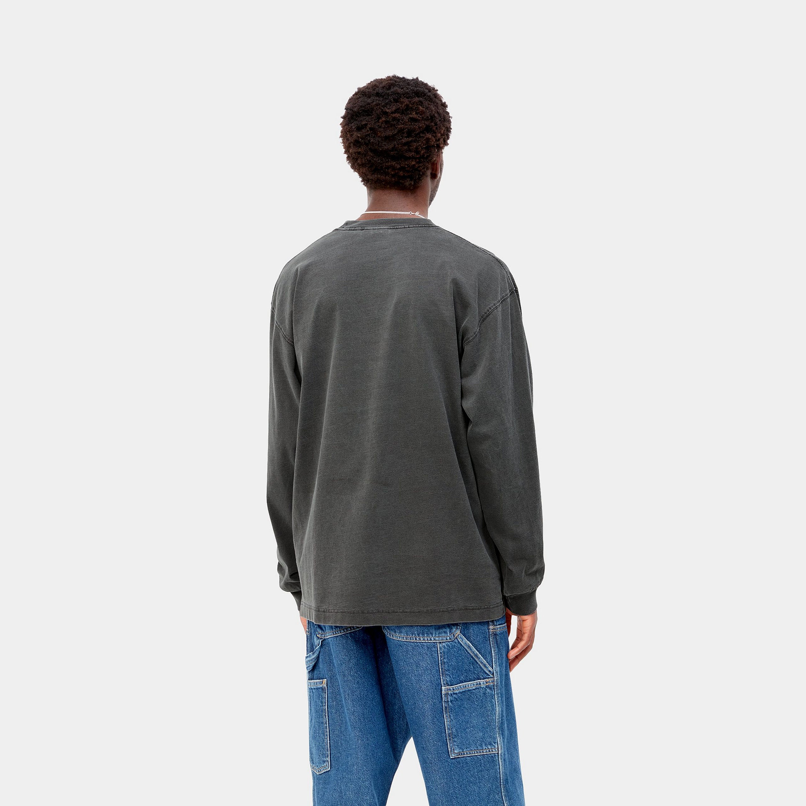“Helles, leicht verwaschenes schwarz („Vulcan“) Carhartt WIP L/S Vista T-Shirt. Langärmliges Herren-T-Shirt aus schwerem Baumwolljersey. Kastenförmige, lockere Passform mit geripptem Rundhalsausschnitt und kleinem, farblich passendem Carhartt "C"-Logo auf der Brust. Lässiger Style mit angenehmer Textur.“