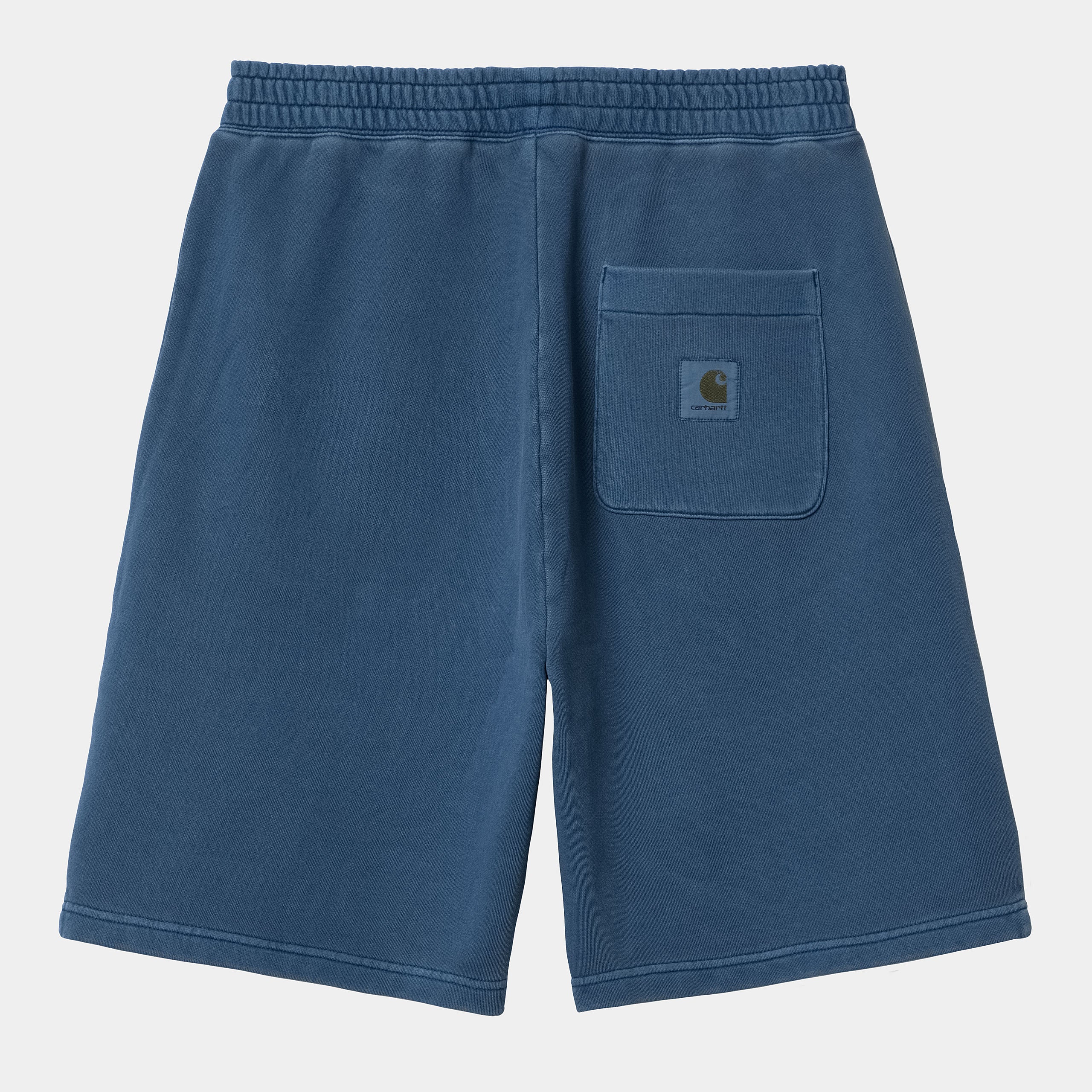 “Petrolblaue ("Elder") Carhartt WIP Nelson Sweat Shorts. Kurze Herren-Sweathose aus weichem, stückgefärbtem Baumwolljersey. Lockere Passform, elastischer Bund mit Kordelzug, Seitentaschen und Gesäßtasche mit kleinem Logo-Etikett. Bequeme Freizeithose.“
