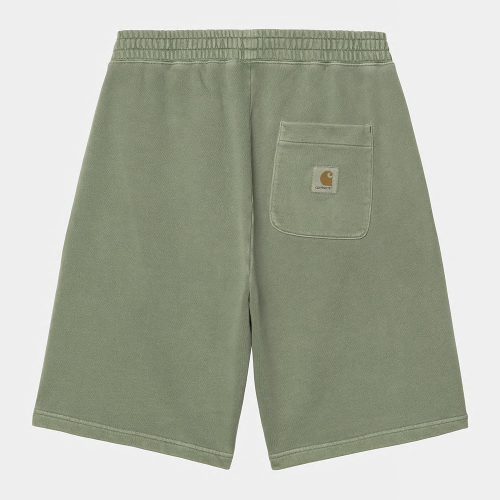 "Carhartt Nelson Sweat Short in Park, I030130_1YF_GD, carhartt shorts aus Baumwolle, lockerer Schnitt, 'garment dyed' für einzigartige Farbe."