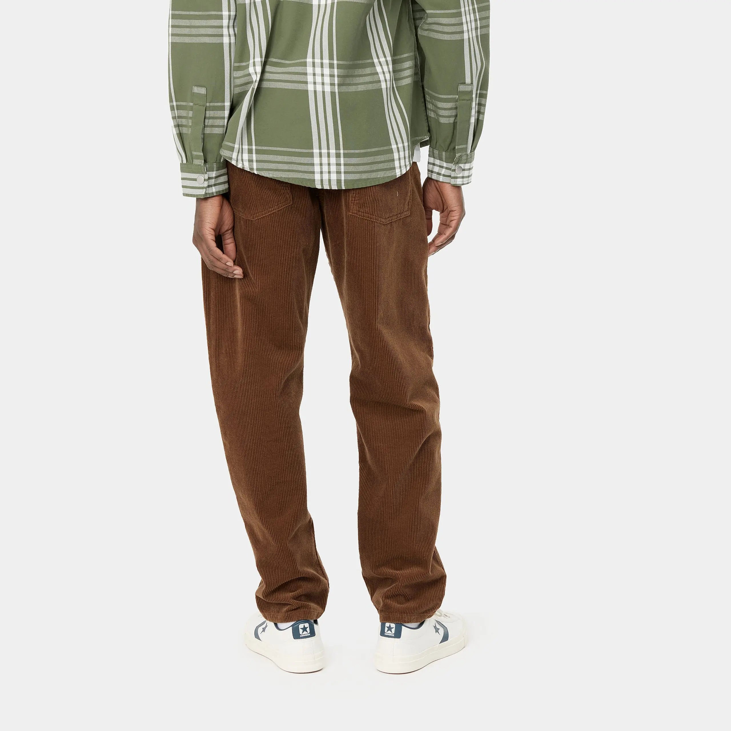"Carhartt Newel Pant in Hamilton Brown (Rinsed), Baumwolle, lockere Passform, klassische Five-Pocket Hose in tiefem Braun."
