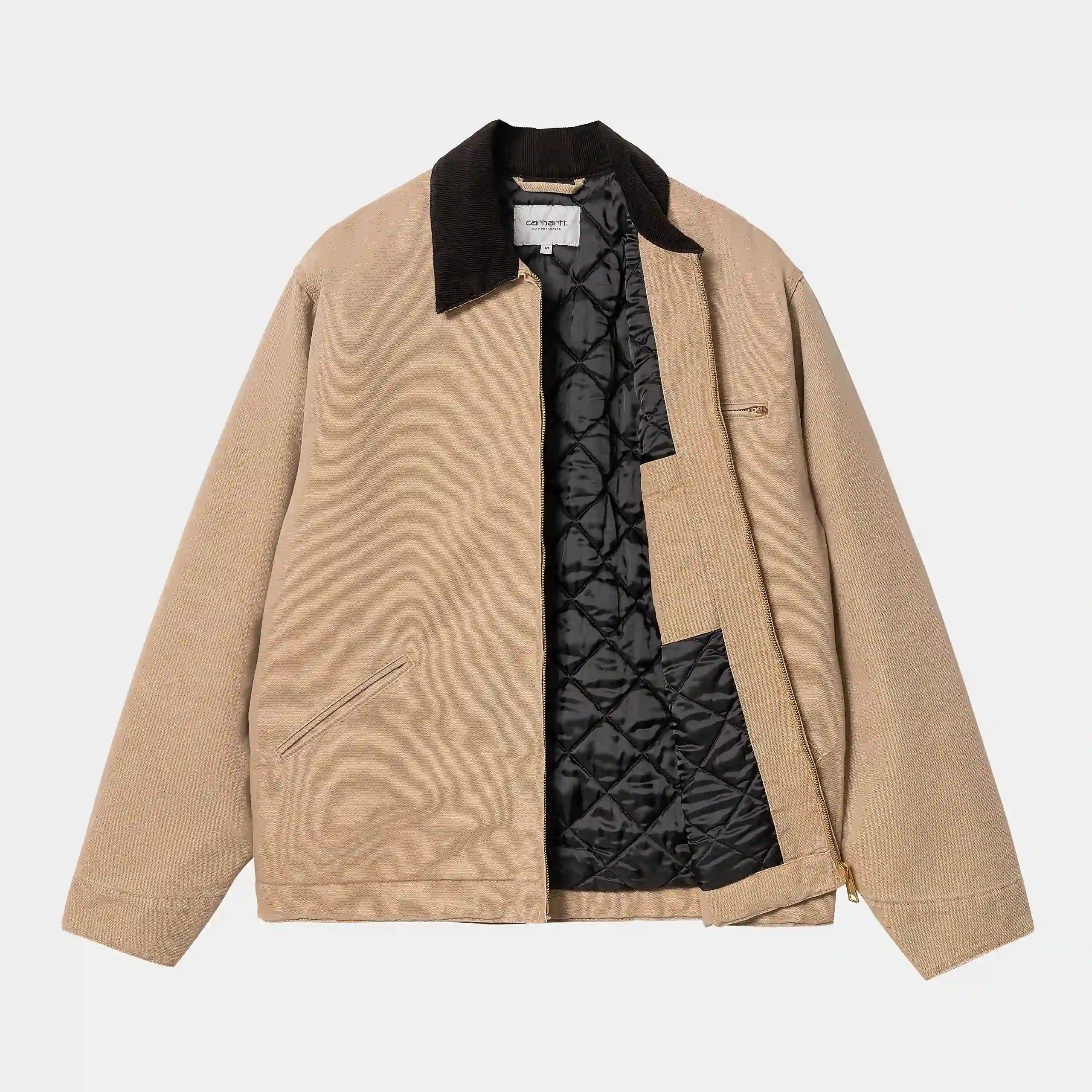 "Erdnussbraune ("Peanut") Carhartt WIP OG Detroit Jacket (Winter) mit schwarzem Cordkragen. Robuste Winterjacke aus gealtertem Baumwoll-Canvas mit Deckenfutter, Reißverschluss und gewebtem Square Label.“