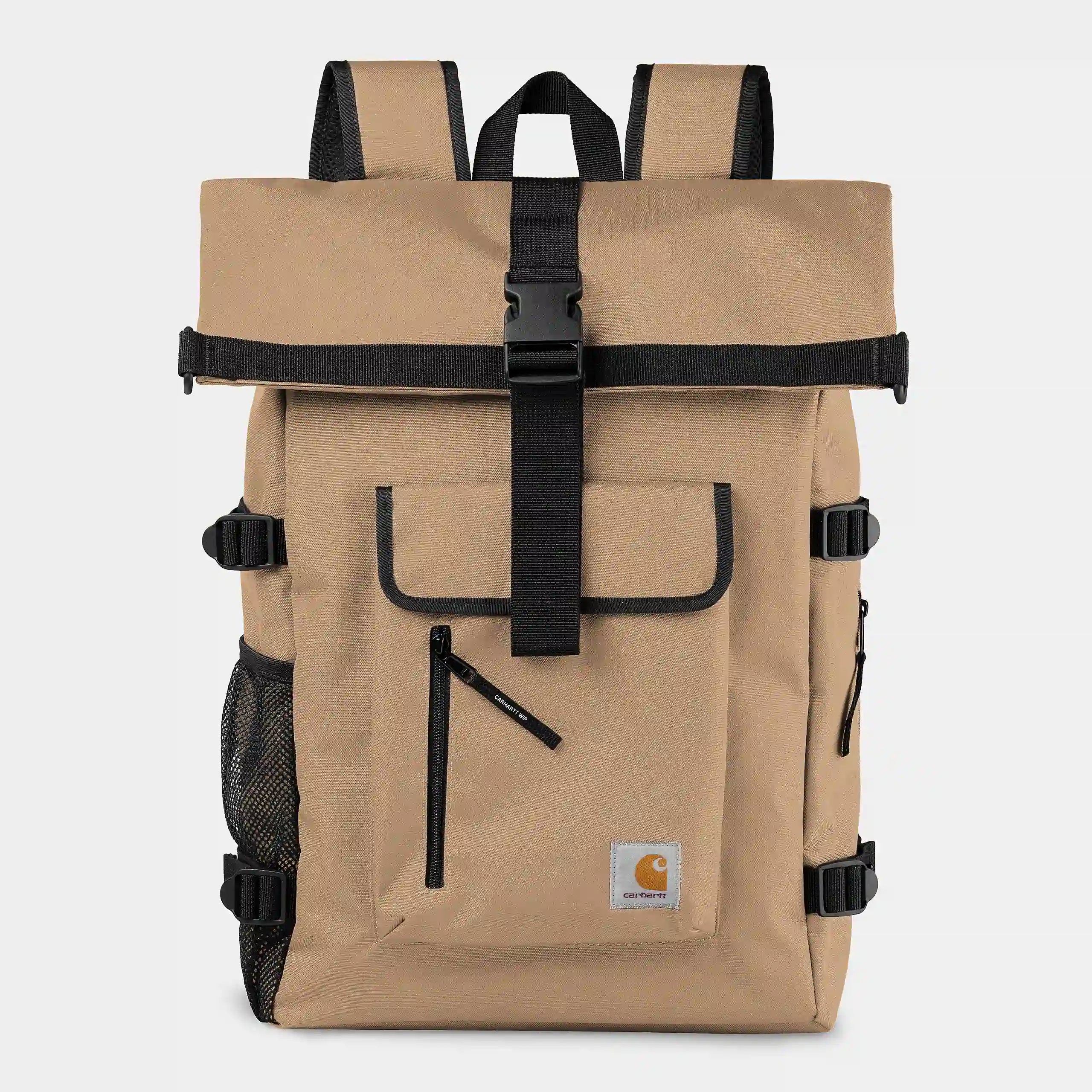 "Erdnussbrauner ("Peanut") Carhartt WIP Philis Backpack. Robuster Rucksack aus wasserabweisendem Polyester-Duck-Canvas. Großes Hauptfach mit Laptop-Sleeve, Außentaschen und gewebtem Logo-Etikett."
