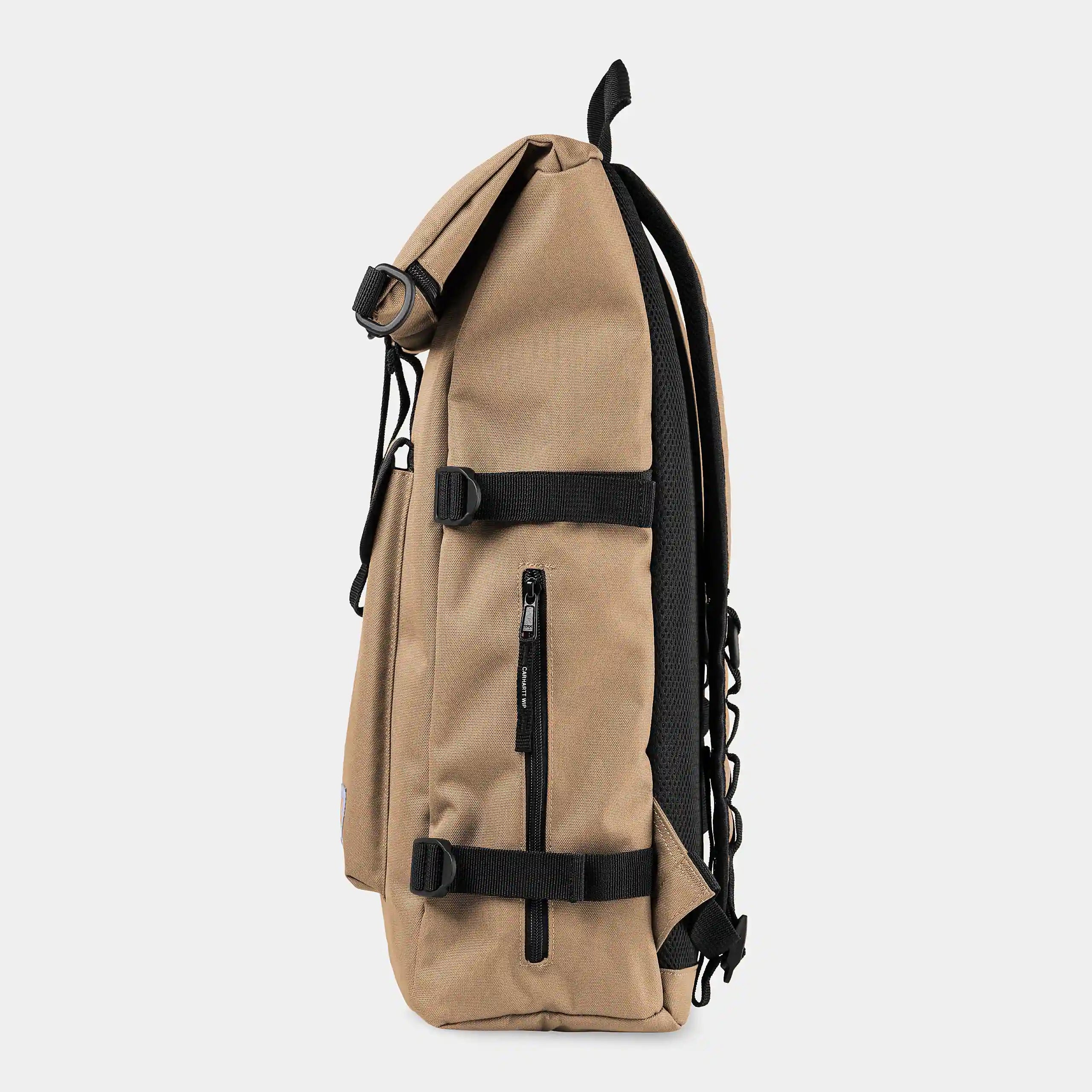 "Erdnussbrauner ("Peanut") Carhartt WIP Philis Backpack. Robuster Rucksack aus wasserabweisendem Polyester-Duck-Canvas. Großes Hauptfach mit Laptop-Sleeve, Außentaschen und gewebtem Logo-Etikett."