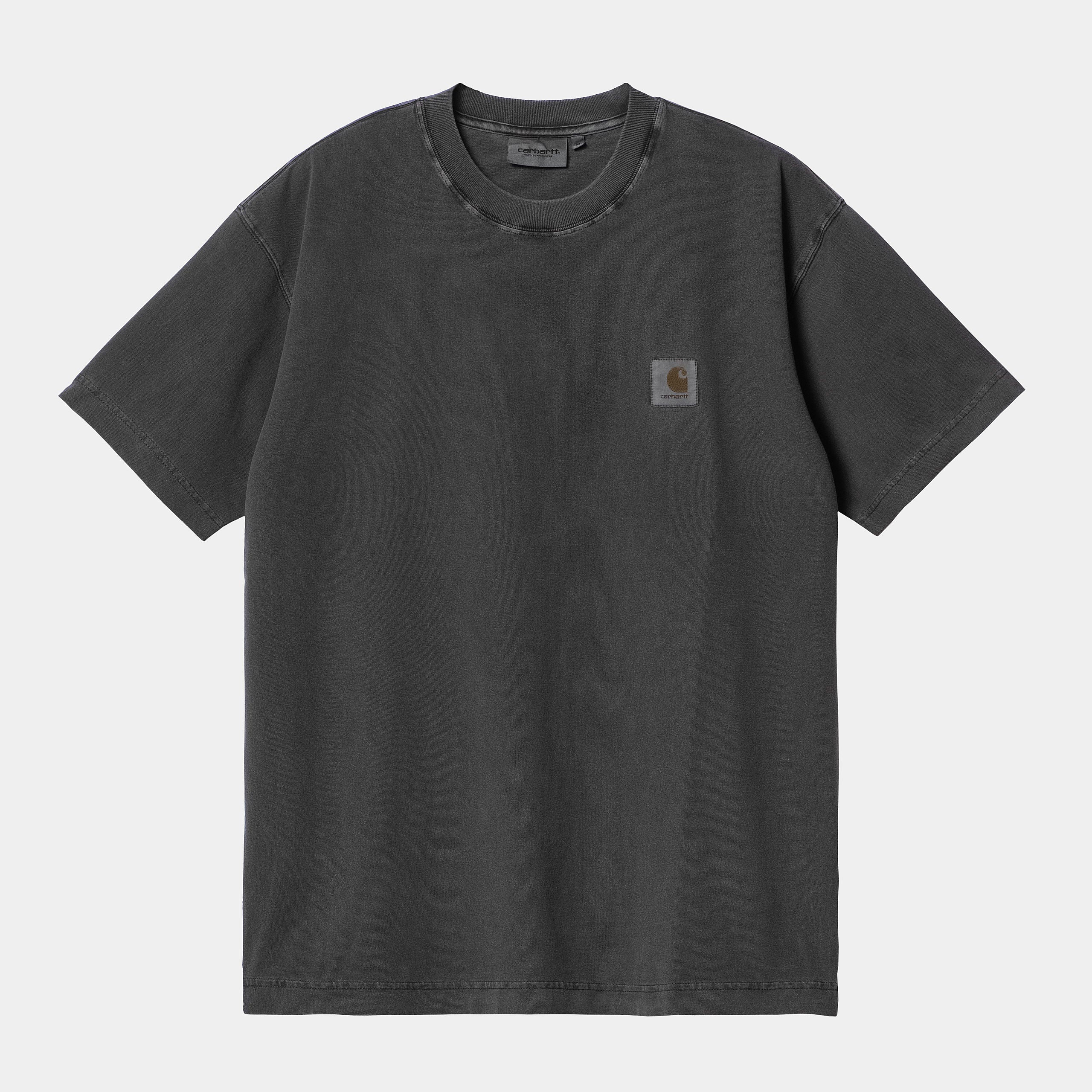 "Dunkelgraues ("Charcoal") Carhartt WIP S/S Nelson T-Shirt. Kurzärmliges Herren-T-Shirt aus weichem, stückgefärbtem Baumwolljersey. Bequeme, lockere Passform mit geripptem Rundhalsausschnitt und dezentem, gewebtem Carhartt Square Label auf der Brust. Alltagstaugliches Basic mit angenehmer Haptik."