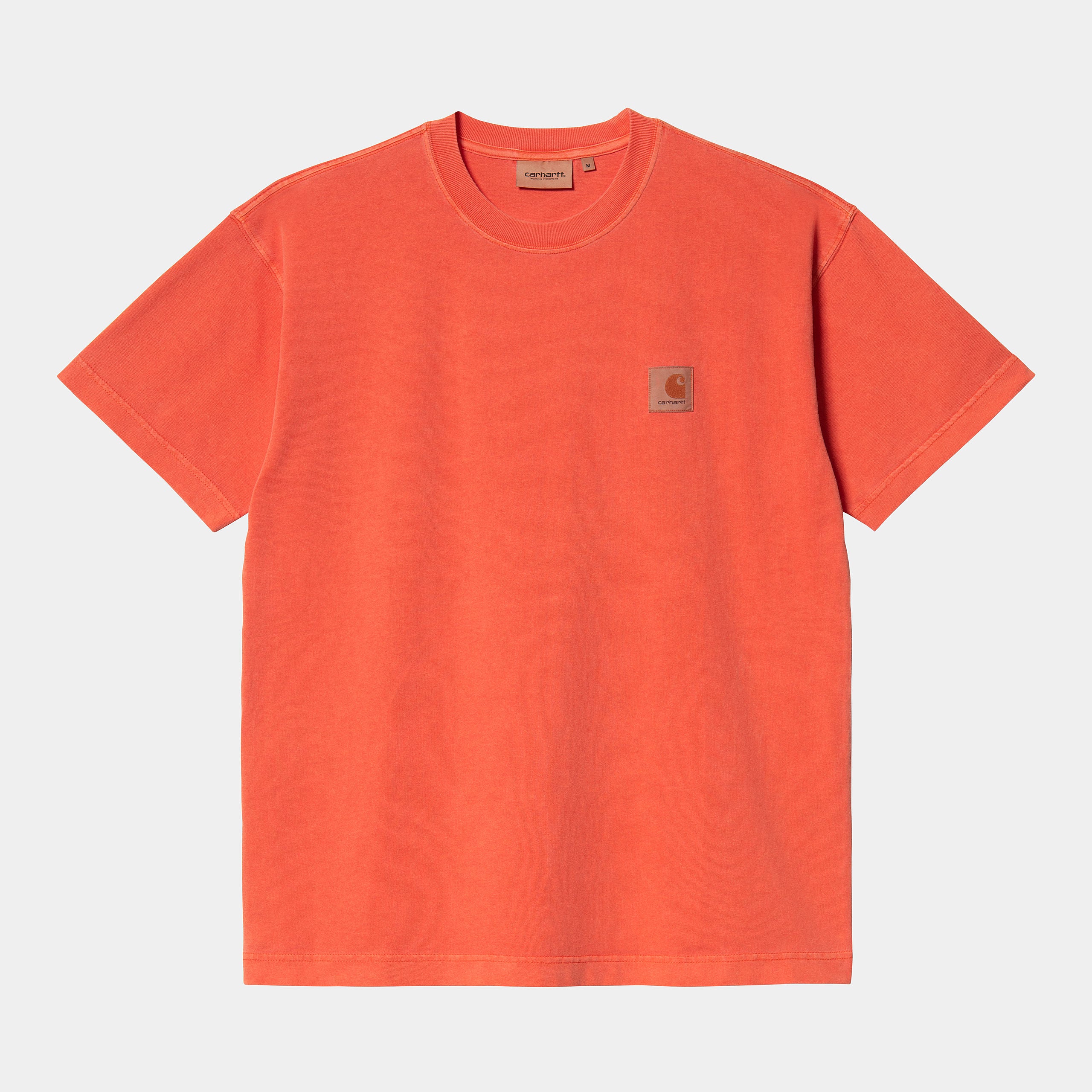 “Leuchtend orange farbenes („Elba“) Carhartt T-Shirt. Kurzärmliges Herren-T-Shirt aus weichem, stückgefärbtem Baumwolljersey. Bequeme, lockere Passform mit geripptem Rundhalsausschnitt und kleinem, gewebtem Carhartt Square Label auf der Brust.“
