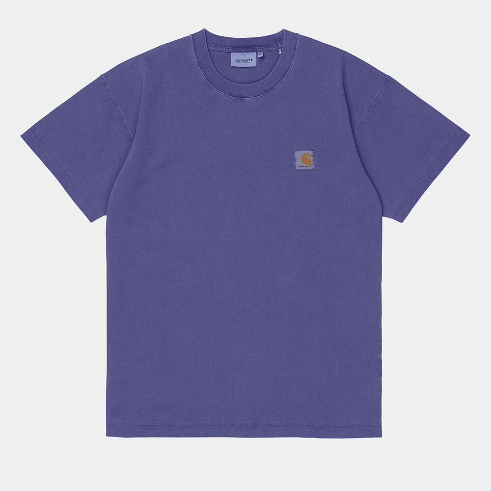 “Leuchtend lila farbenes ("Razzmic") Carhartt T-Shirt. Kurzärmliges Herren-T-Shirt aus weichem, stückgefärbtem Baumwolljersey. Bequeme, lockere Passform mit geripptem Rundhalsausschnitt und kleinem, gewebtem Carhartt Square Label auf der Brust.“
