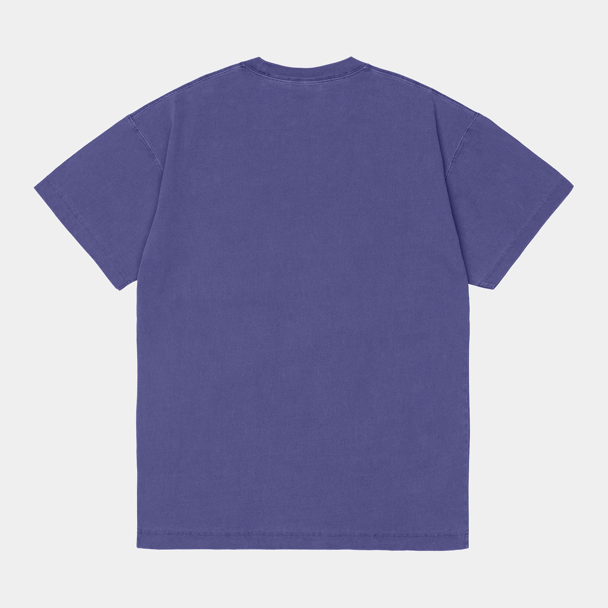 “Leuchtend lila farbenes ("Razzmic") Carhartt T-Shirt. Kurzärmliges Herren-T-Shirt aus weichem, stückgefärbtem Baumwolljersey. Bequeme, lockere Passform mit geripptem Rundhalsausschnitt und kleinem, gewebtem Carhartt Square Label auf der Brust.“