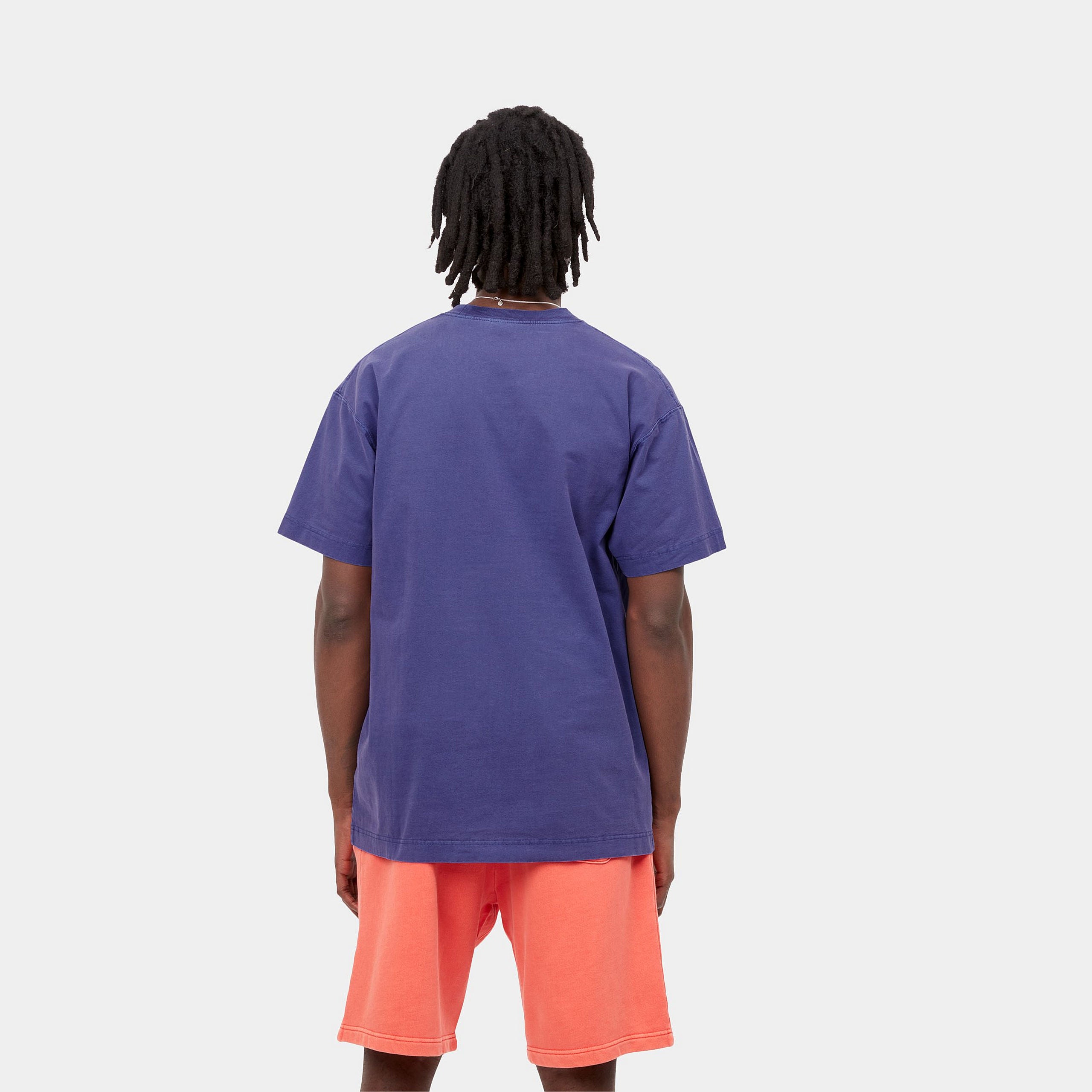 “Leuchtend lila farbenes ("Razzmic") Carhartt T-Shirt. Kurzärmliges Herren-T-Shirt aus weichem, stückgefärbtem Baumwolljersey. Bequeme, lockere Passform mit geripptem Rundhalsausschnitt und kleinem, gewebtem Carhartt Square Label auf der Brust.“
