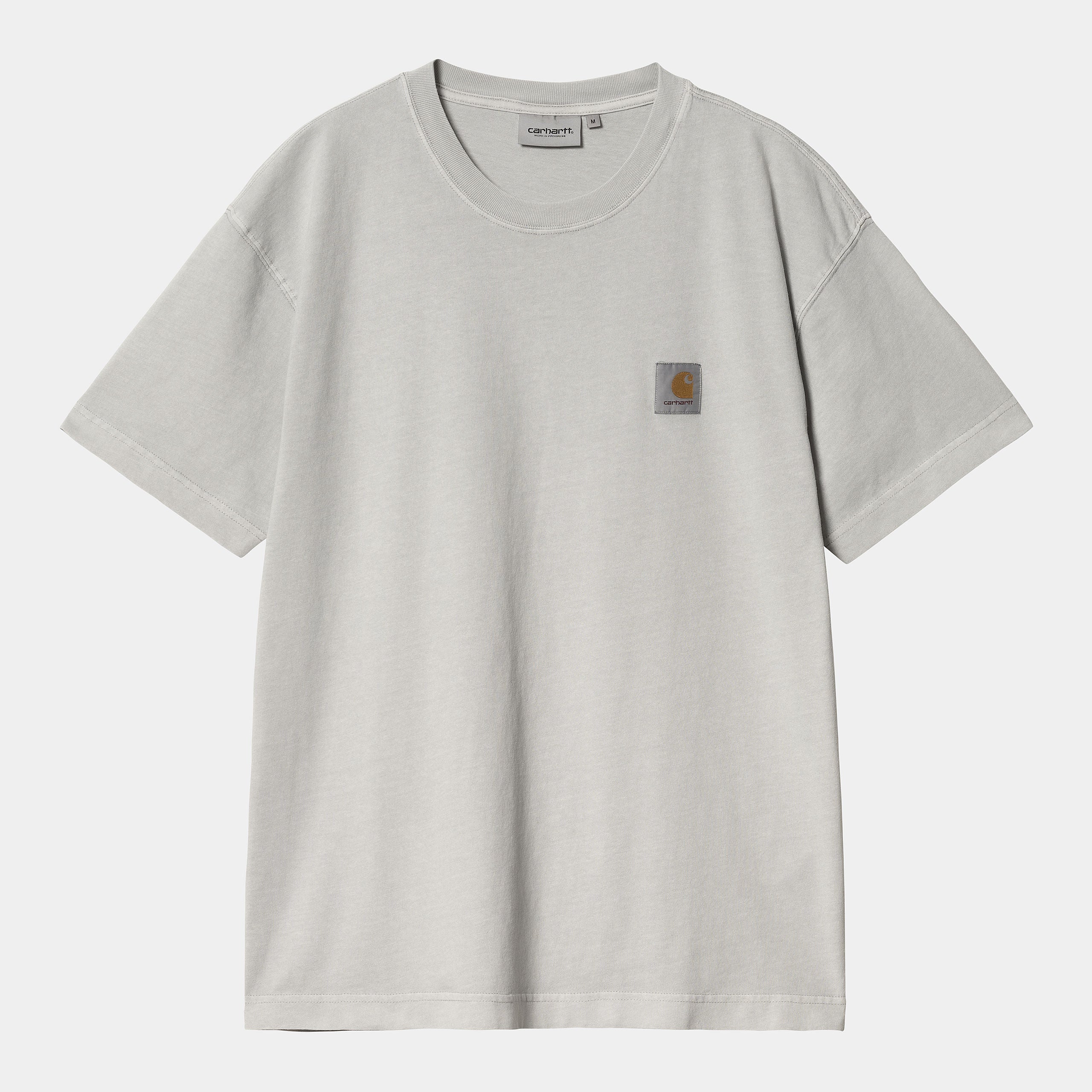 "Helles, silbergraues ("Sonic Silver") Carhartt WIP S/S Nelson T-Shirt. Kurzärmliges Herren-T-Shirt aus weichem, stückgefärbtem Baumwolljersey. Lockere Passform, gerippter Rundhalsausschnitt, kleines gewebtes Carhartt Square Label auf der Brust. Bequemes Basic für jeden Tag."
