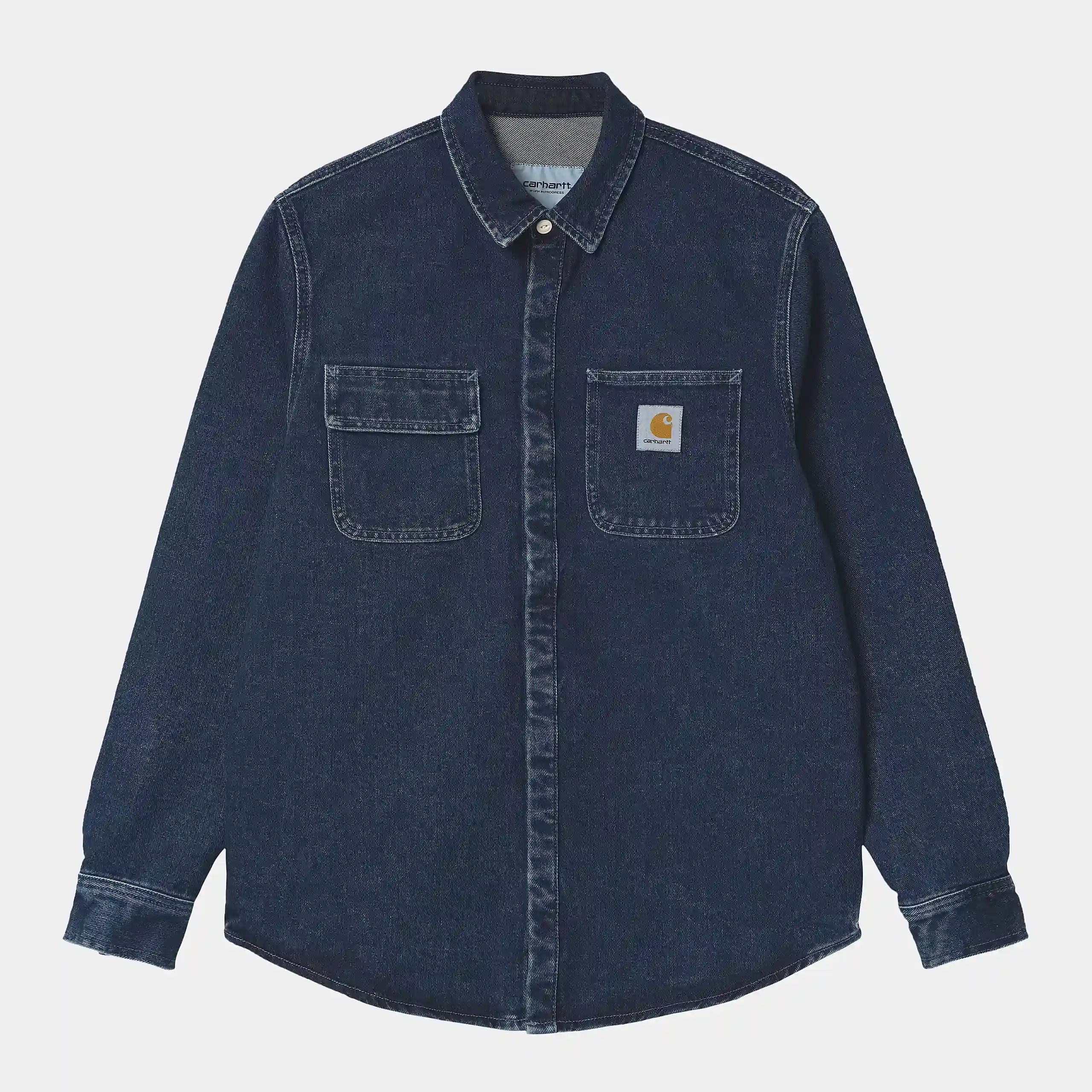 “Helles Denimblaues Carhartt WIP Salinac Shirt Jacket. Leichte Hemdjacke aus Baumwoll-Denim, mit Druckknopfverschluss, zwei Brusttaschen und gewebtem Carhartt Square Label.“