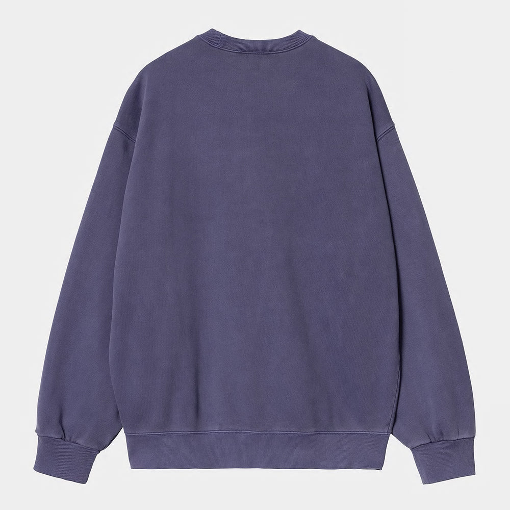 “Lila farbenes („Aura“) Carhartt WIP Vista Sweatshirt. Herren-Sweatshirt aus schwerem, stückgefärbtem Baumwolljersey. Kastenförmige, lockere Passform mit geripptem Rundhalsausschnitt, Bündchen und Saum. Kleines, farblich passendes Carhartt "C"-Logo auf der Brust. Robuster, bequemer Style.“