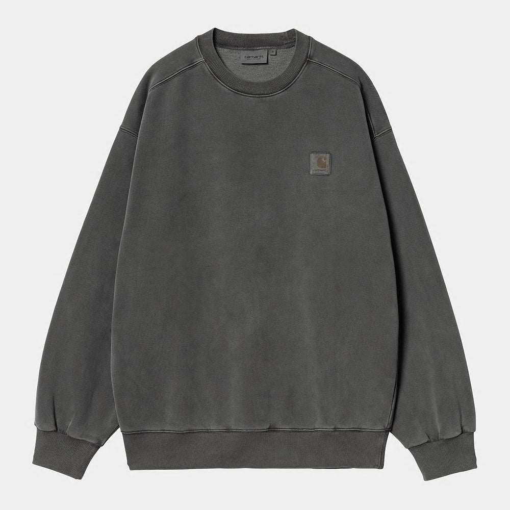“Dunkelgraues ("Graphite") Carhartt WIP Vista Sweatshirt. Herren-Sweatshirt aus schwerem, stückgefärbtem Baumwolljersey. Kastenförmige, lockere Passform mit geripptem Rundhalsausschnitt, Bündchen und Saum. Kleines, farblich passendes Carhartt "C"-Logo auf der Brust. Robuster, bequemer Style.“