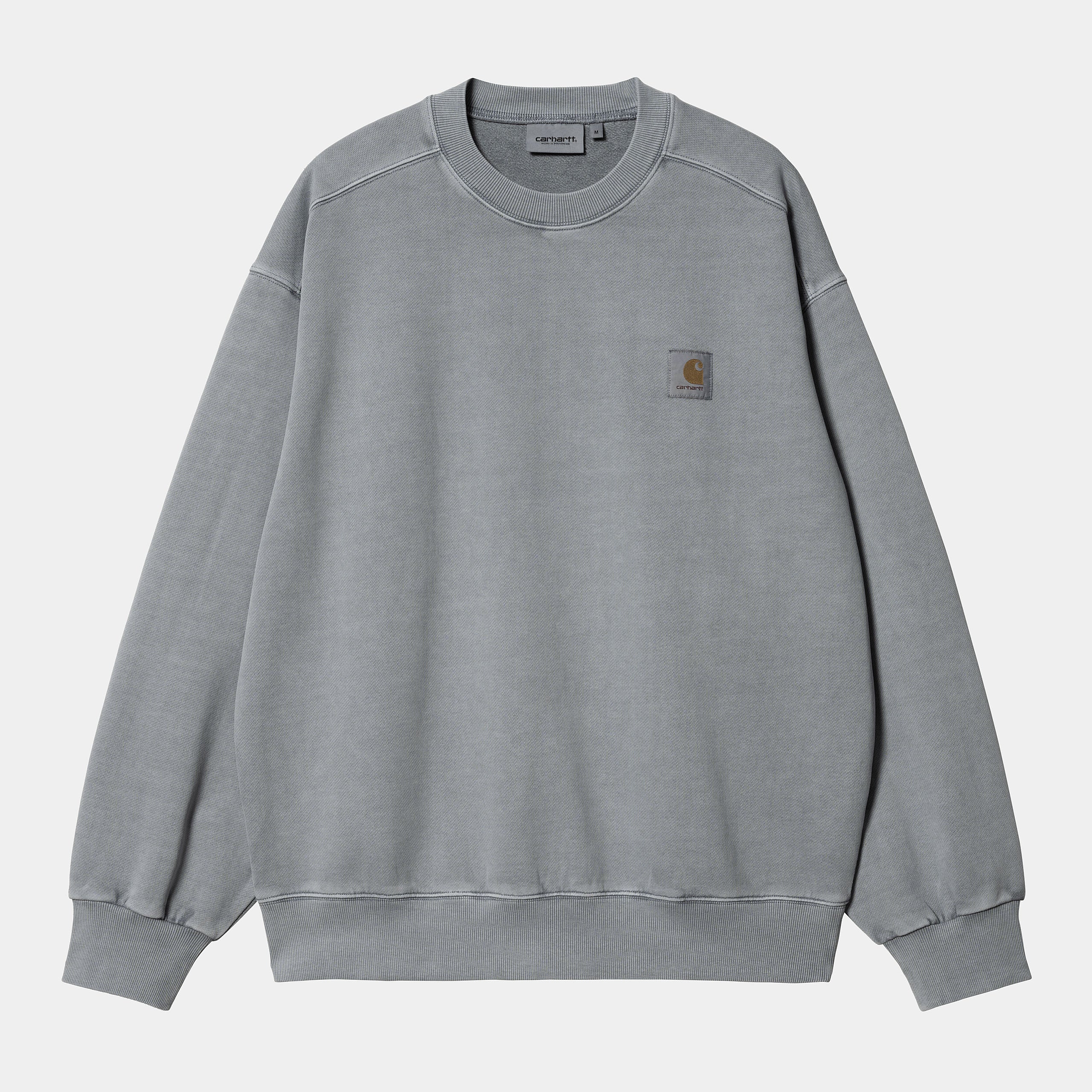 “Grau farbenes („Mirror“) Carhartt WIP Vista Sweatshirt. Herren-Sweatshirt aus schwerem, stückgefärbtem Baumwolljersey. Kastenförmige, lockere Passform mit geripptem Rundhalsausschnitt, Bündchen und Saum. Kleines, farblich passendes Carhartt "C"-Logo auf der Brust. Robuster, bequemer Style.“