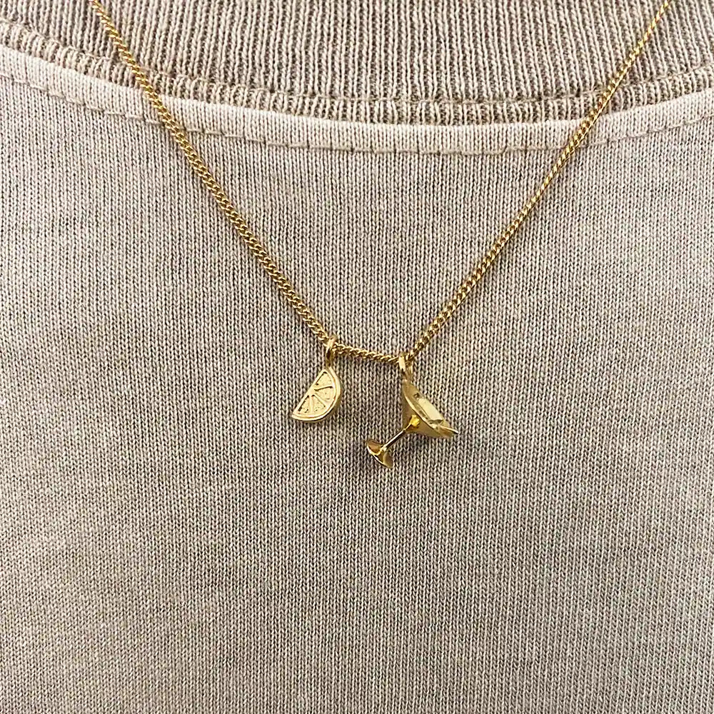 “Goldene Jonathan Johnson Halskette. Anhänger: Cocktailglas mit gelber Zitrone. Sterlingsilber, goldplattiert, feine Kette. Elegantes, verspieltes Design.“