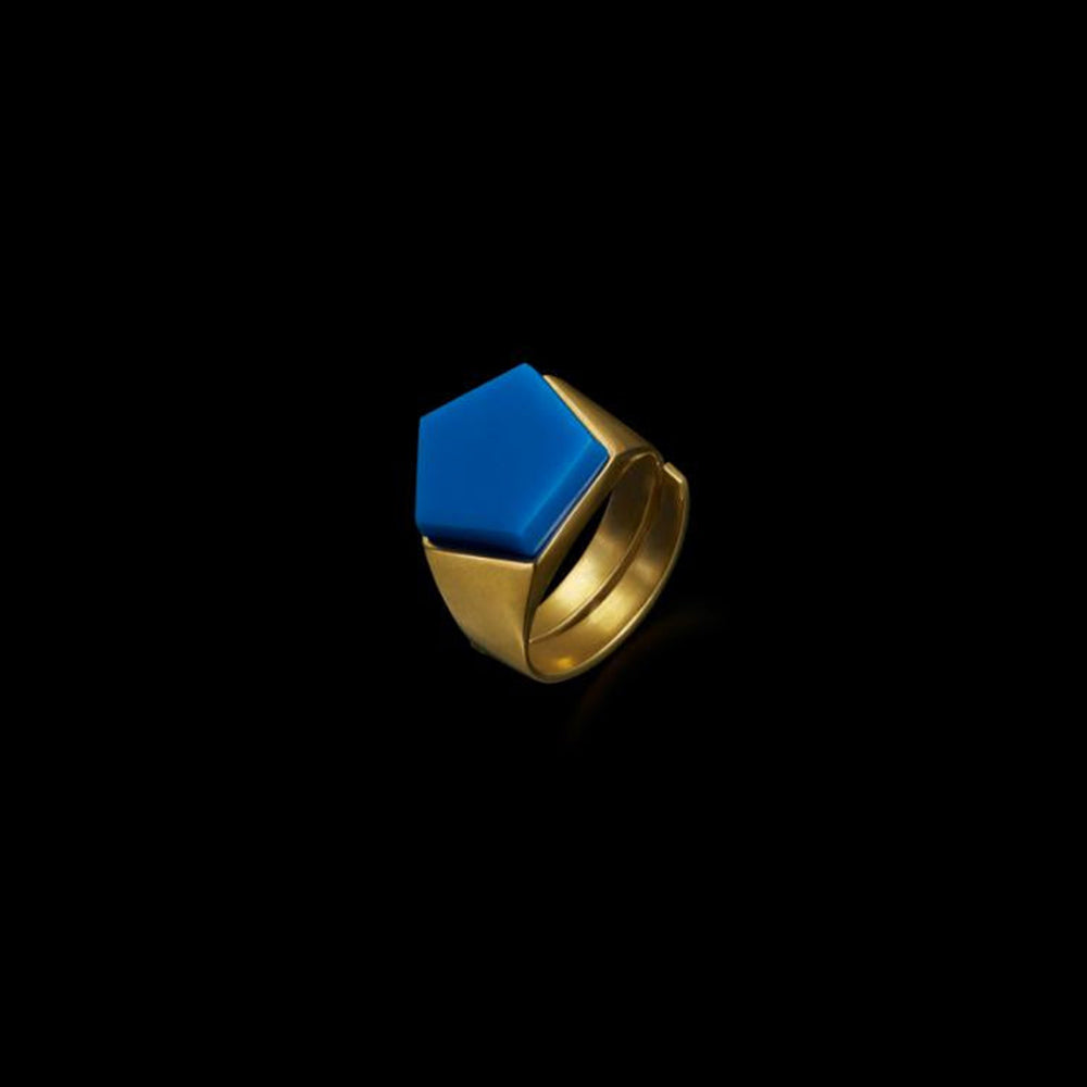 "Jonathan Johnson Ring Pentagon Rainbow, Gold/Blau, Messing goldplattiert, fünfeckiger Ring mit pinkfarbenem Einsatz."