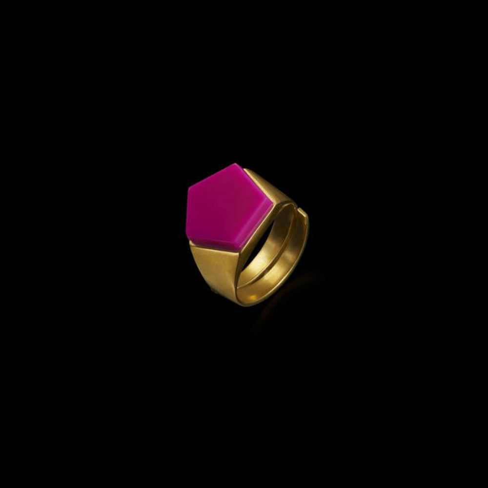 "Jonathan Johnson Ring Pentagon Rainbow, Gold/Pink, Messing goldplattiert, fünfeckiger Ring mit pinkfarbenem Duroplast Stein."
