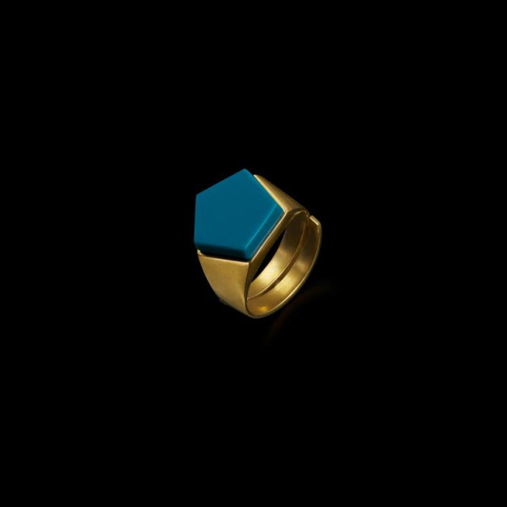 "Jonathan Johnson Ring Pentagon Rainbow, Gold/Türkis, Messing goldplattiert, fünfeckiger Ring mit pinkfarbenem Einsatz."