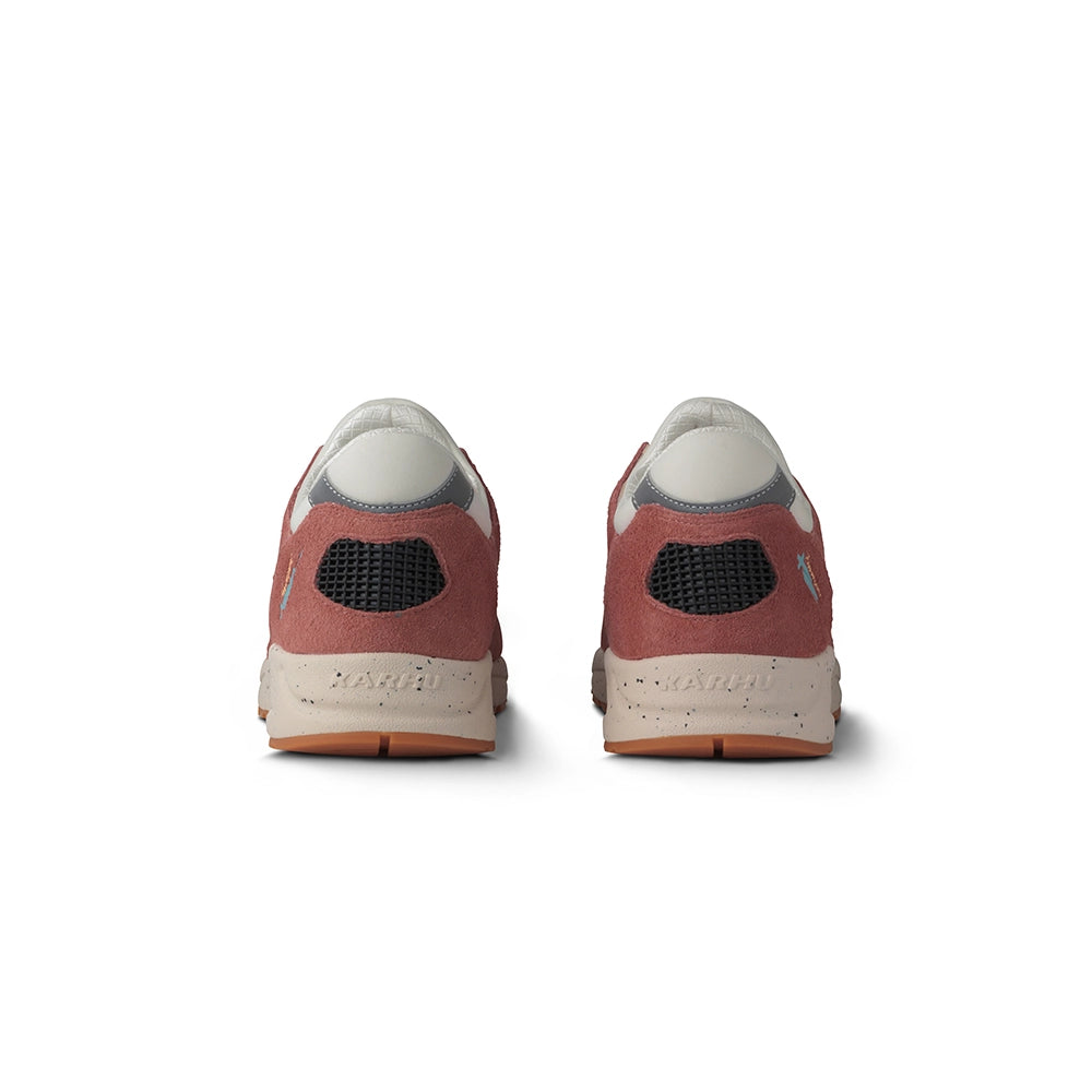 “Karhu Aria 95 Sneaker Herren (Flower Pack) in Light Mahogany (Rose / Weiß) aus Wildleder mit weißer Zwischensohle bei Stickabush.“