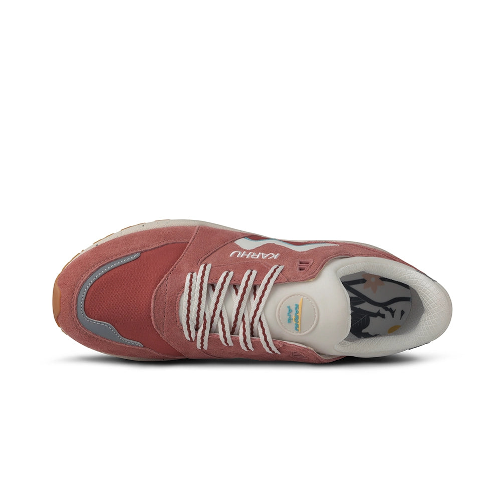 “Karhu Aria 95 Sneaker Herren (Flower Pack) in Light Mahogany (Rose / Weiß) aus Wildleder mit weißer Zwischensohle bei Stickabush.“
