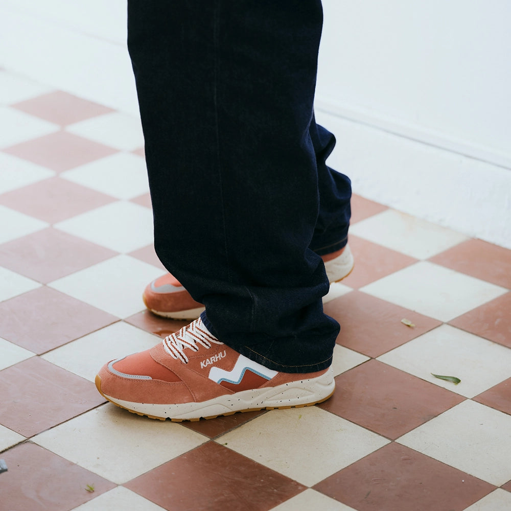 “Karhu Aria 95 Sneaker Herren (Flower Pack) in Light Mahogany (Rose / Weiß) aus Wildleder mit weißer Zwischensohle bei Stickabush.“