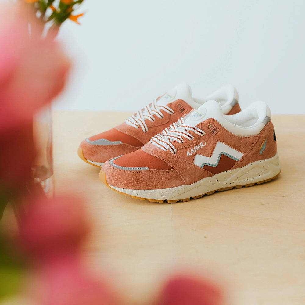 “Karhu Aria 95 Sneaker Herren (Flower Pack) in Light Mahogany (Rose / Weiß) aus Wildleder mit weißer Zwischensohle bei Stickabush.“