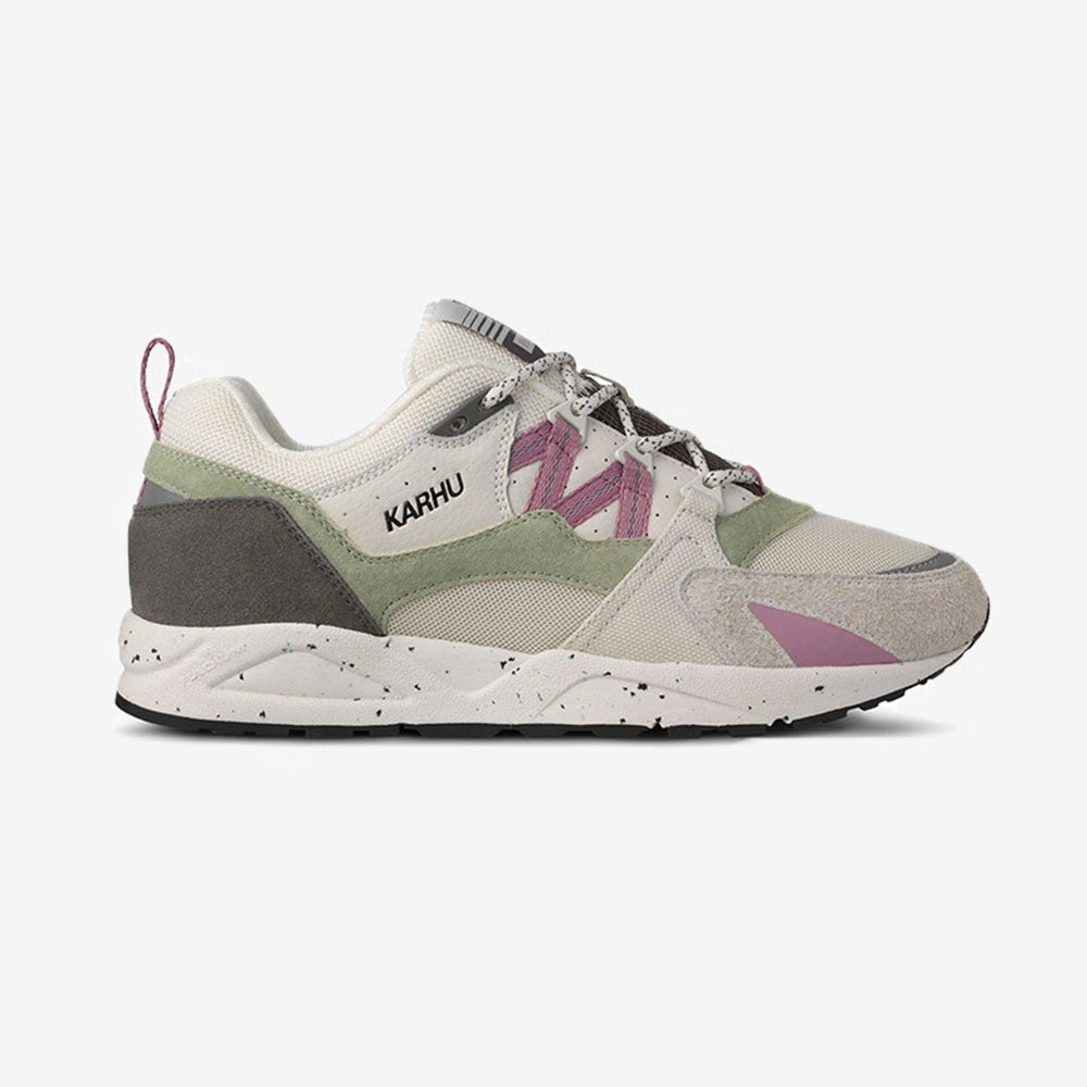 “Karhu Fusion 2.0 Herren-Sneaker in Grau und Flieder (Dark Gull Gray / Lilas) mit charakteristischem M-Logo und Outdoor-Laces bei Stickabush Berlin“.
