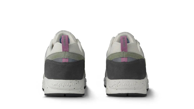 “Karhu Fusion 2.0 Herren-Sneaker in Grau und Flieder (Dark Gull Gray / Lilas) mit charakteristischem M-Logo und Outdoor-Laces bei Stickabush Berlin.“