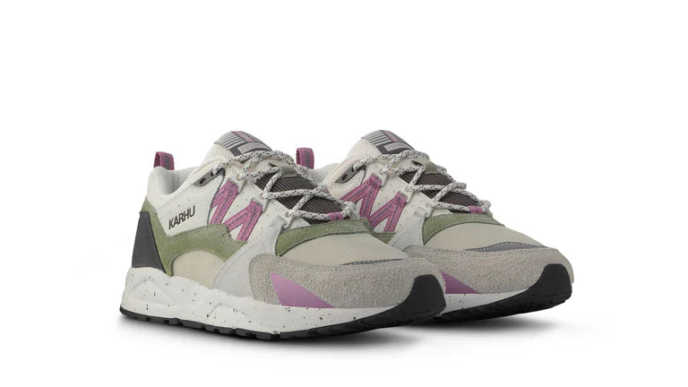 “Karhu Fusion 2.0 Herren-Sneaker in Grau und Flieder (Dark Gull Gray / Lilas) mit charakteristischem M-Logo und Outdoor-Laces bei Stickabush Berlin.“