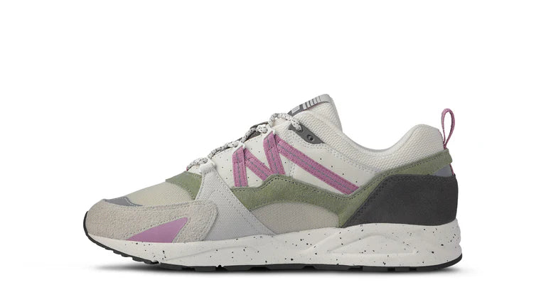 “Karhu Fusion 2.0 Herren-Sneaker in Grau und Flieder (Dark Gull Gray / Lilas) mit charakteristischem M-Logo und Outdoor-Laces bei Stickabush Berlin.“