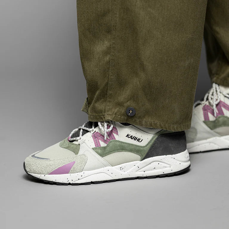 “Karhu Fusion 2.0 Herren-Sneaker in Grau und Flieder (Dark Gull Gray / Lilas) mit charakteristischem M-Logo und Outdoor-Laces bei Stickabush Berlin.“