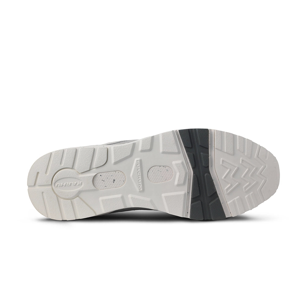 "Karhu Fusion 2.0 Sneaker für Herren in Foggy Dew / Turbulence (Grau / Weiss) mit markanten Rundschnürsenkeln und M-Logo bei Stickabush Berlin."