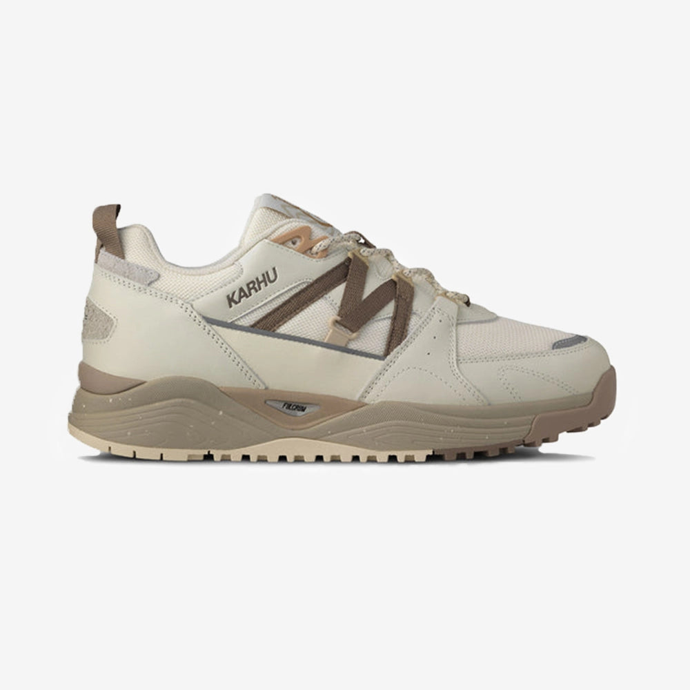 Karhu Fusion XC Trail Sneaker in Lily White und Pine Bark Aussenansicht Style-ID F830023 bei STICKABUSH Berlin