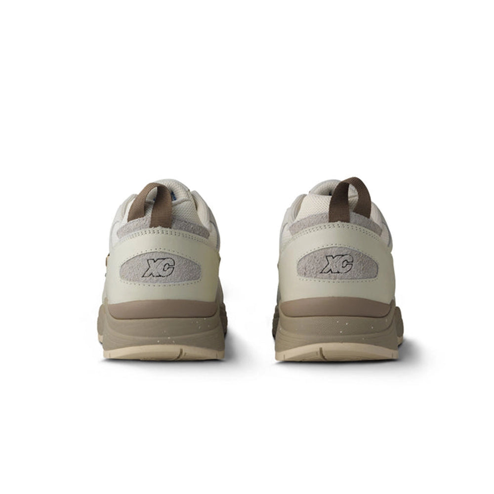 Karhu Fusion XC Trail Sneaker in Lily White und Pine Bark Backansicht Style-ID F830023 bei STICKABUSH Berlin