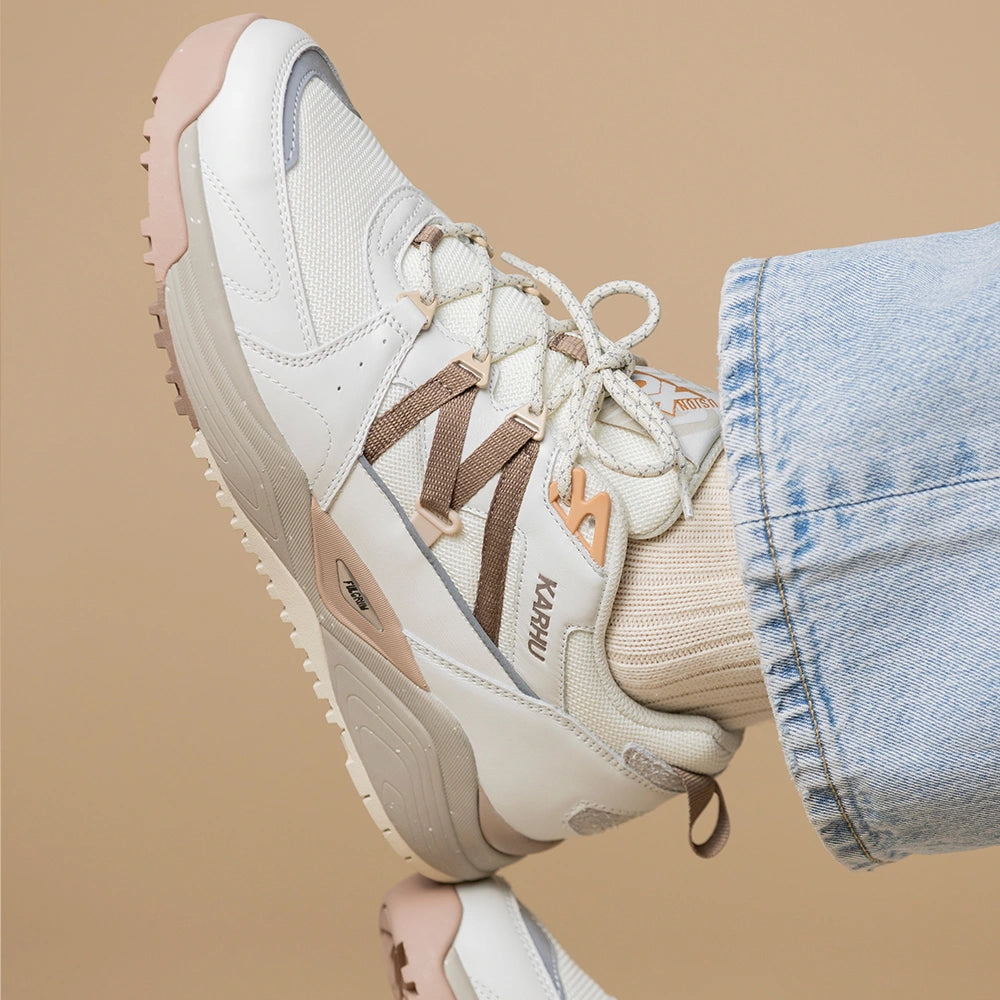 Karhu Fusion XC Trail Sneaker in Lily White und Pine Bark Onfeet Style-ID F830023 bei STICKABUSH Berlin