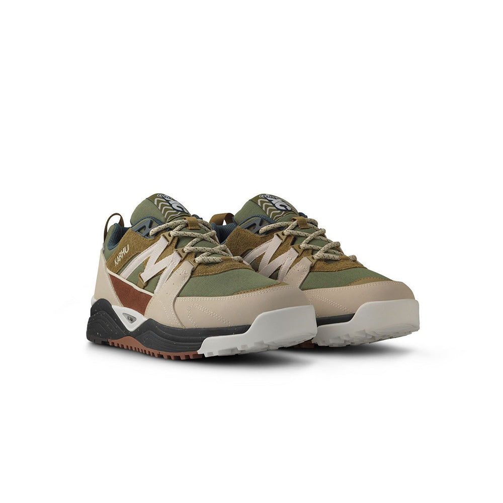 "Karhu Fusion XC in Whitecap Grey, Wildleder/Synthetik, robuster Sneaker in verschiedenen Grautönen mit Outdoor-Elementen."