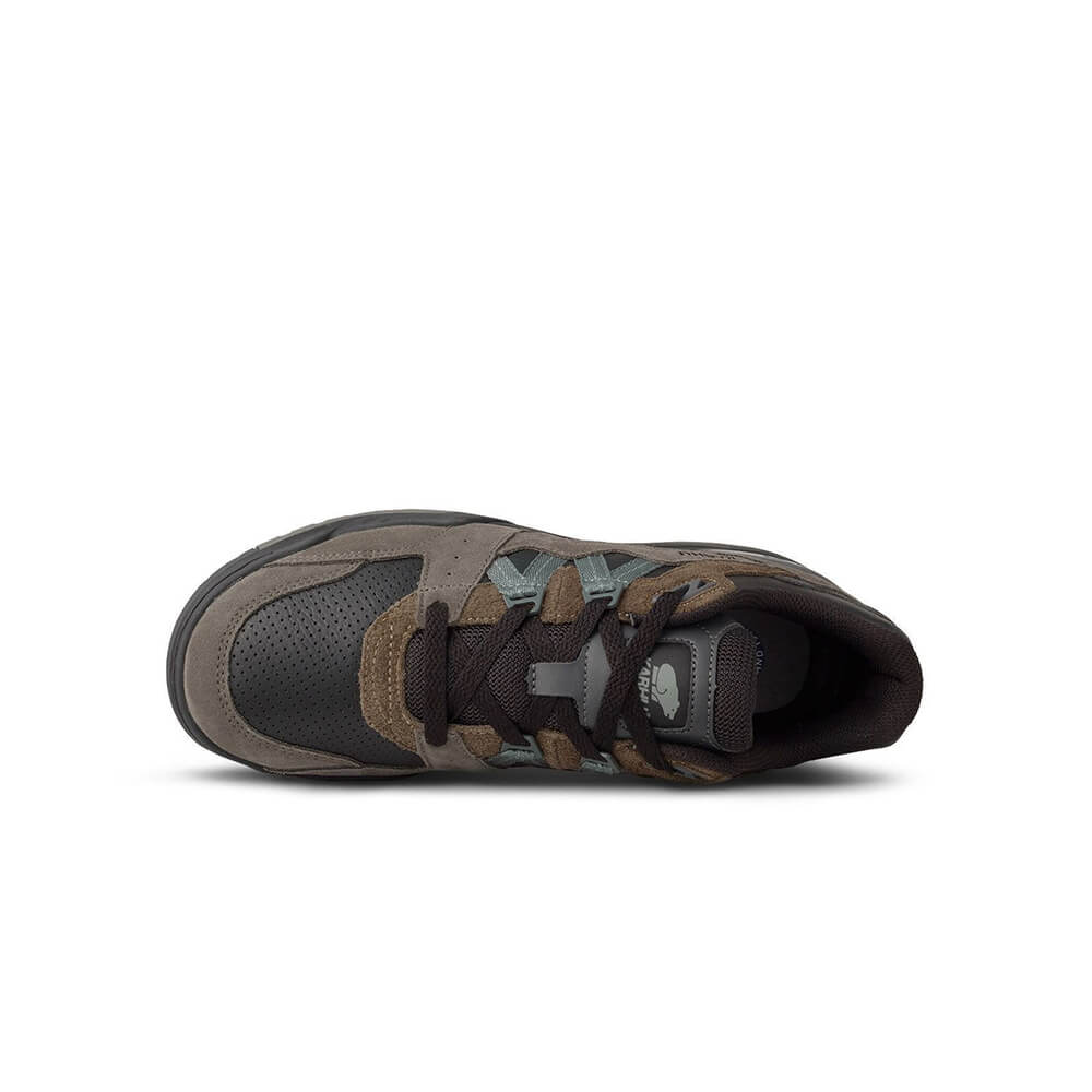 "Karhu Fusion XT in Schwarz/Laurel Wreath, Wildleder/Synthetik, sportlicher Sneaker in Schwarz mit braunen und grauen Akzenten."
